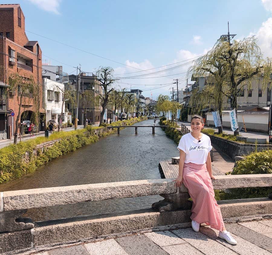 のインスタグラム：「#住人十色 . ご視聴ありがとうございました。 . 「喧嘩するほど仲が良い」という言葉がぴったりのご夫婦(笑)。パリ→京都と新たにスタートした環境で、支えあいながら2人でDIYして作り上げた狭小ハウスは、収納術が存分に活かされた心地良い空間でした。 . それにしても近くの銭湯がレトロ感満載でまた行きたいと思いました♨︎ . 見逃し配信はこちらから💁‍♀️ https://dizm.mbs.jp/title/?program=toiro&episode=77 放送後1週間(9/21 15:59まで)でしたら番組HPまたはアプリ「MBS動画イズム」から無料視聴できます。 . <衣装> Tシャツ: @localmotion_japan  スカート: @quinoa_boutique」