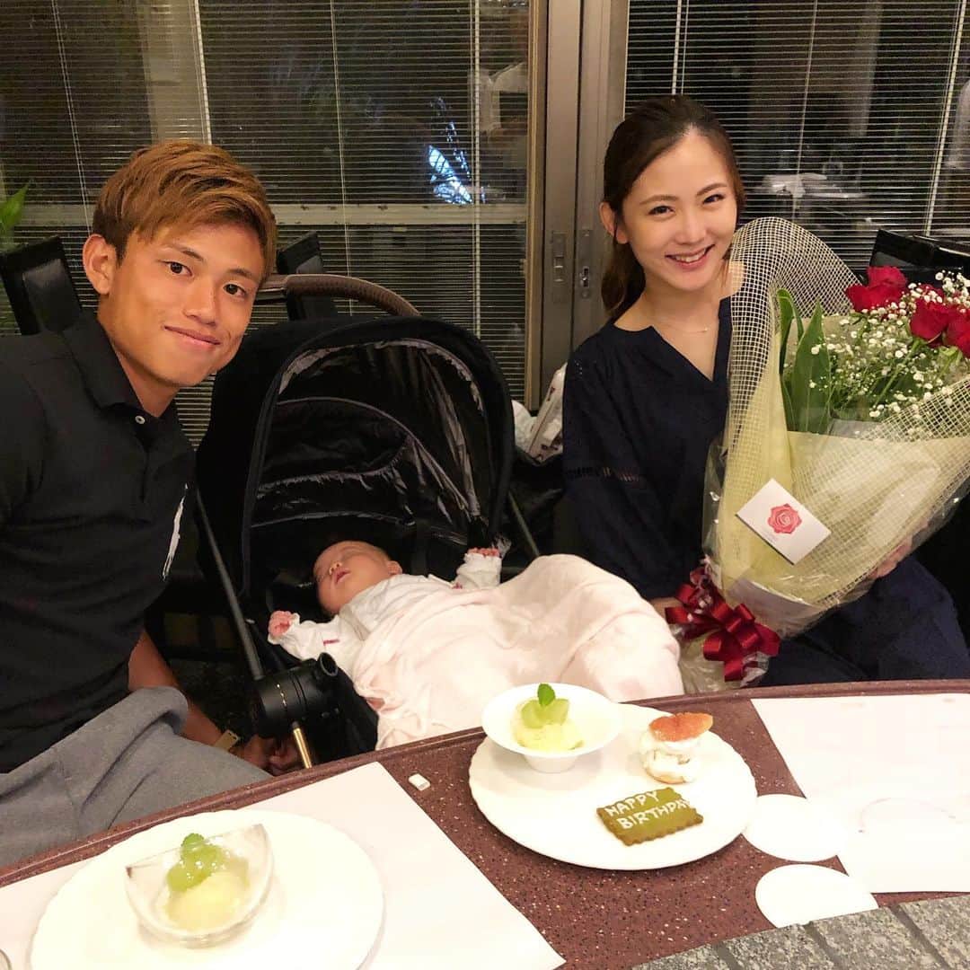 姫野れみのインスタグラム：「今日で25歳になりました 🐰✌︎ "娘を預けないで家族３人でお祝い" ってところが旦那さんらしくてほっこり。 貸切だからいくらでも騒いでもいいよ！ ってお店の方も言って下さって 写真の時は寝ちゃったけど 家族でまったり過ごせました♡」