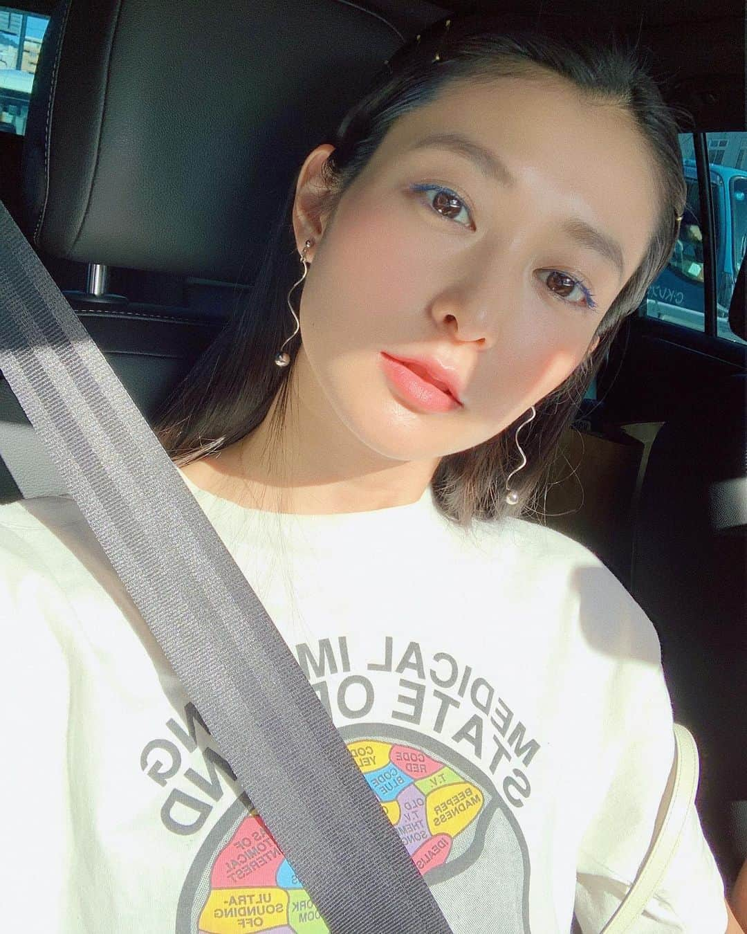 Karunaさんのインスタグラム写真 - (KarunaInstagram)「ㅤㅤㅤ 私の脳みそＴシャツコレクション🌈🧠 取り外しが可能なのでアレンジ無限大の カウイのスカートを合わせてみました🌿 夏に大活躍したサンダルもカウイです👣 この日はアイラインもマスカラも青色🦋 #kawijamele #epoi #used #coordinate #메이크업 #패션 #코디 #时装 #粉我 #赞」9月16日 22時45分 - karuna0520