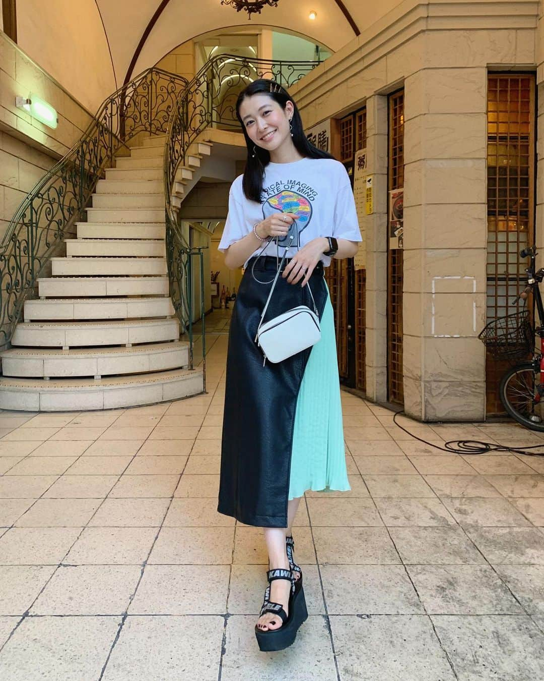 Karunaさんのインスタグラム写真 - (KarunaInstagram)「ㅤㅤㅤ 私の脳みそＴシャツコレクション🌈🧠 取り外しが可能なのでアレンジ無限大の カウイのスカートを合わせてみました🌿 夏に大活躍したサンダルもカウイです👣 この日はアイラインもマスカラも青色🦋 #kawijamele #epoi #used #coordinate #메이크업 #패션 #코디 #时装 #粉我 #赞」9月16日 22時45分 - karuna0520