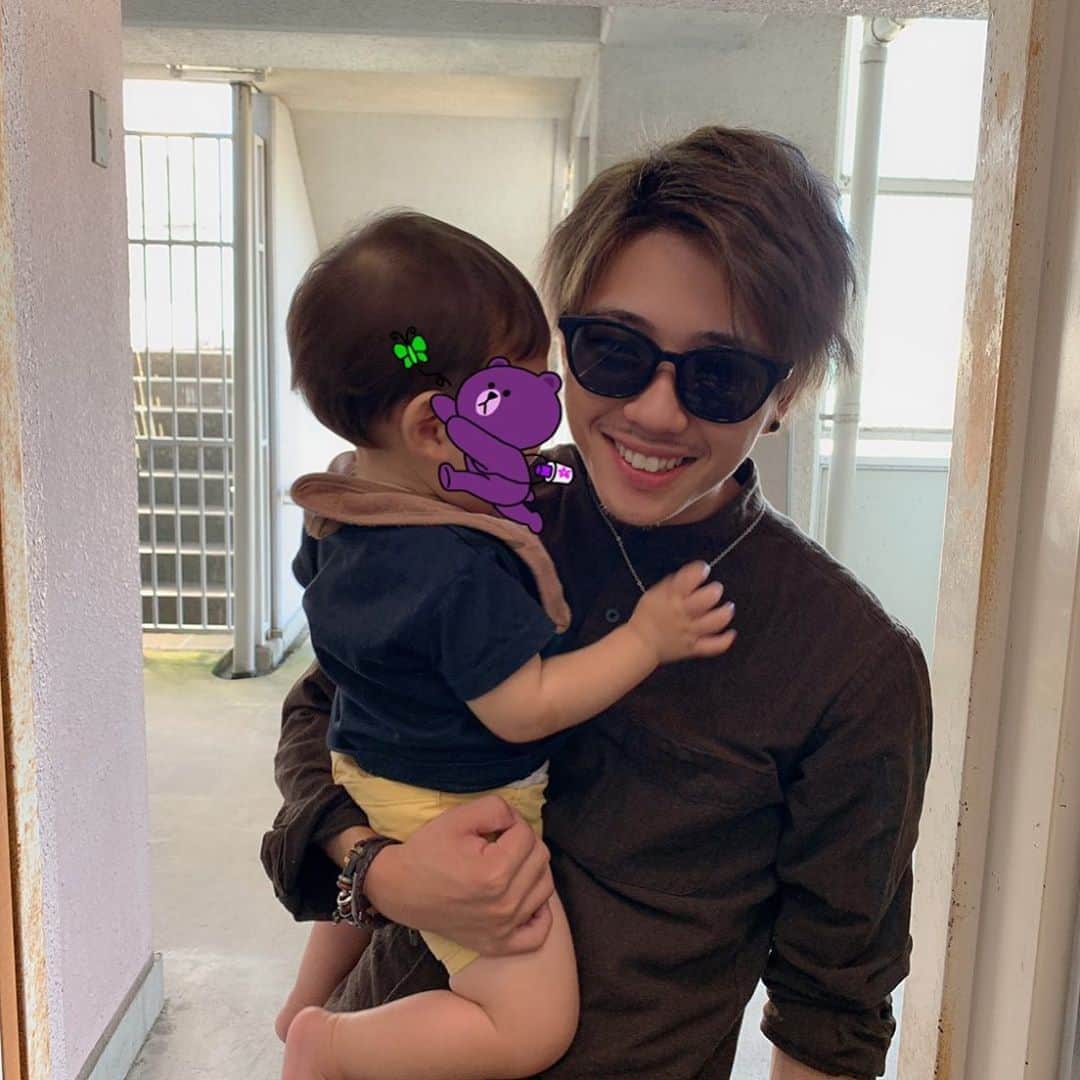 のインスタグラム：「#ruuu #ぺろきぃ #パパ . 2年振りぐらいに髪型変えて髭生えました🧔 . るいちゃんからもかっこいいと言われたので向こう10年これでいきます。 . . 初めて見せた時のリアクション撮ったからYouTube楽しみにしててね〜👋 #メンズグラデーション  #Lily #生神優季  @ikigamiyuki」