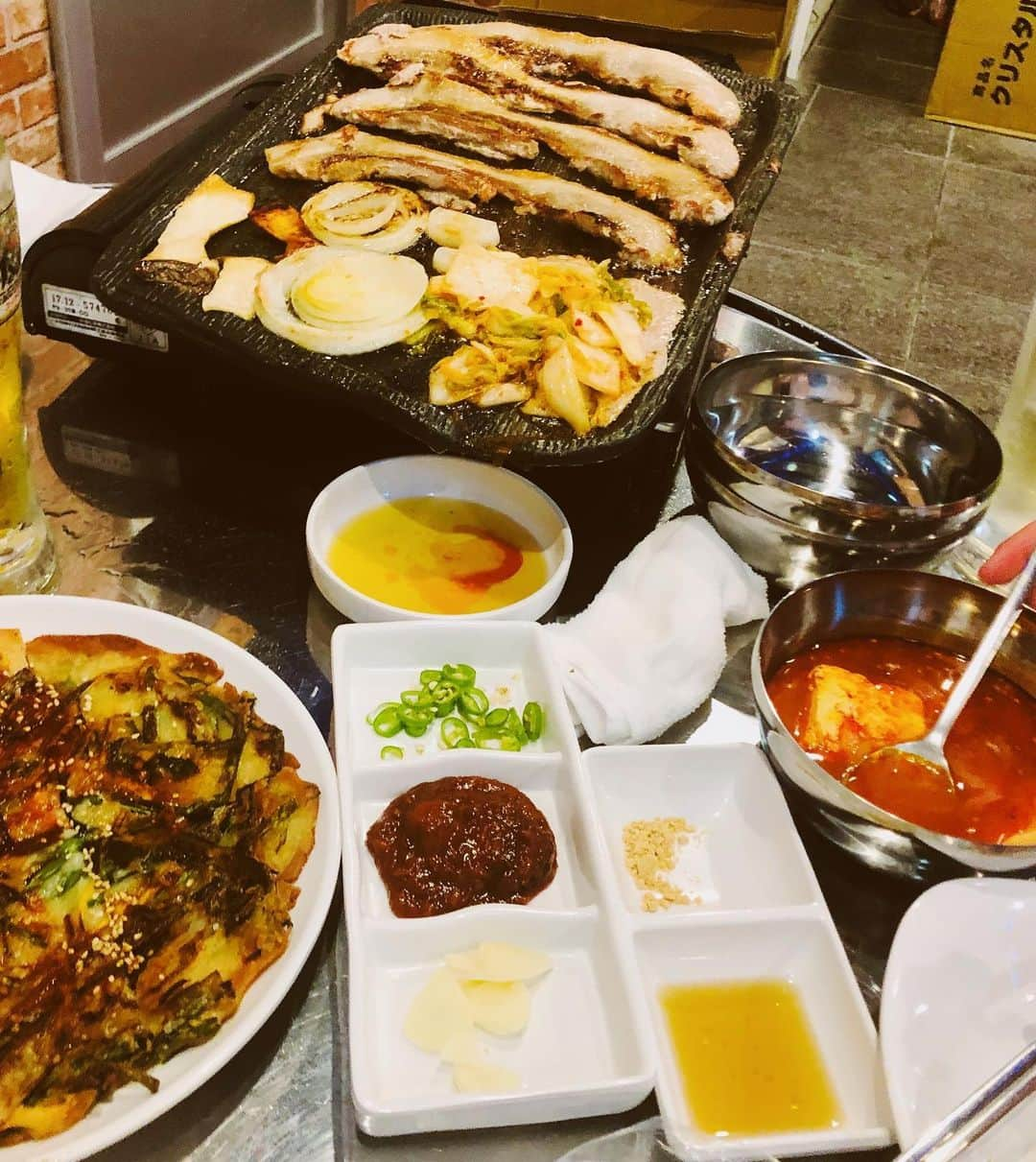 スザンヌさんのインスタグラム写真 - (スザンヌInstagram)「韓国料理としゃくれるプラネットと朋美で締めくくった連休最後のご飯🍚❤️しあわせ。﻿ ﻿ なんか、からーい🔥の食べたくて﻿ 息子が食べる以外のお料理﻿ ほとんど辛くしてもらったよ🥘﻿ 辛いの食べたい熱がたまーにやってくるけど今わたしその周期みたい🌾﻿ ﻿ 激辛料理のお店探ししたいな😍﻿ 熊本で辛くて美味しいご飯屋さんみんな知ってたら教えてほしいな🤤🙏﻿ ﻿」9月16日 22時57分 - suzanneeee1028