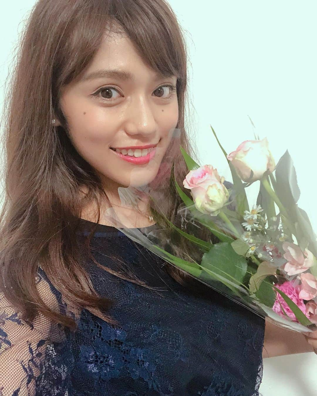 加納永美子さんのインスタグラム写真 - (加納永美子Instagram)「______________________________ そうだ！今日は敬老の日👴👵❤️ . なかなか顔見せに行かない孫だから代わりにテレビで毎日見てもらえるように頑張ります！ . スマホ買ったらしいから、今度LINEの使い方を教えてあーげよっと🤳😙 . . 髪の毛ボサボサw . . #敬老の日 #おじいちゃん #おばあちゃん #いつもありがとう #followme #モデル #タレント #加納永美子」9月16日 22時49分 - emiko_s2