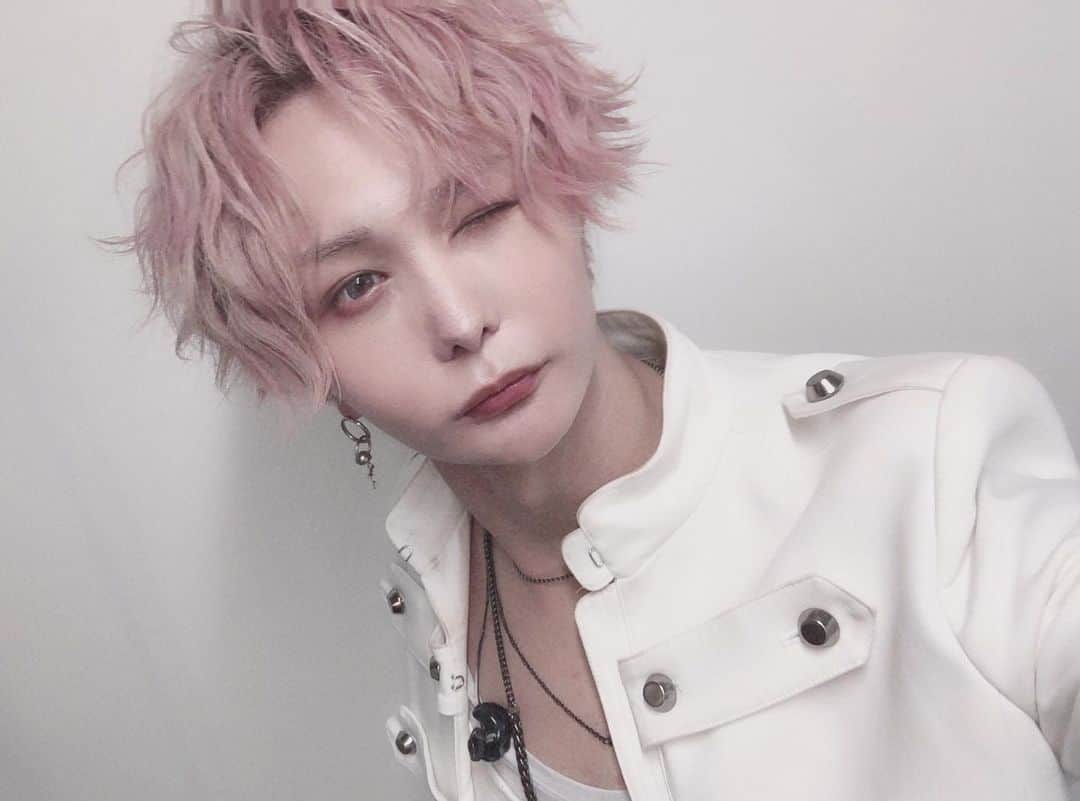 luzのインスタグラム：「XYZ仙台お疲れ様でした  今日は気分で前髪上げてみたよん  気付いたら全部の写真ウィンクだった  #XYZ #luz #めいちゃん #天月 #センラ #SILVANA」