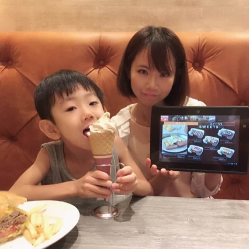 のインスタグラム：「今日のディナーは、 モスプレミアム 桜木町クロスゲート店 へ♪  モスバーガーのワンランク上の高級バーガー🍔が頂けます！ オープンチッキンで焼き上げる13種類もの絶品バーガーは肉汁が滴るジューシーなパテと、トッピングのハーモニーが絶品です！ 他にもパスタや前菜などメニューは豊富で夜はアルコールもいただけますよ！  併設されたティースタイルでは スイーツメニューも豊富なので、紅茶のソフトクリームや焼きたてワッフルも頂きました！  17時以降はタブレットでさくさく メニューをオーダーできるので便利です♪  とても美味しいディナーでした(^^) 「桜木町 モスプレミアムで検索してね!」 Casting By @woomy.restaurant  #PR #モスプレミアム #桜木町 #おしゃれカフェ #夜カフェ #ハンバーガー #ワッフル #ティースタイル #モスプレミアム桜木町クロスゲート店」