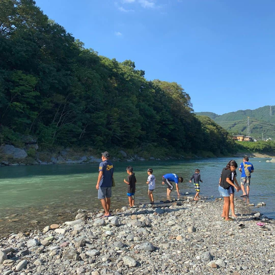 みかんさんのインスタグラム写真 - (みかんInstagram)「1泊2日の長瀞キャンプ🏕 昔から家族ぐるみで仲良い旦那の野球チーム「Samurai」メンバーの皆と⚾️ 朝から釣りしたり、川に行ったり、BBQしたり、花火したり🥰 iPadや携帯ゲーム、スイッチは禁止令だったが子供達、楽しい思い出になってくれてたら嬉しいなぁ😊 しかし小5以来、飯盒炊爨をやったけどアレ上手く出来る人いんの？ ベチョベチョな米、シャリシャリの米、色んな味がした米でした🌾 まっこれも思い出かぁ🤣🤣🤣 #長瀞キャンプ #釣り堀 #魚掴み取り #BBQ #花火 #飯盒炊爨 #思い出」9月16日 22時55分 - mikan02241984