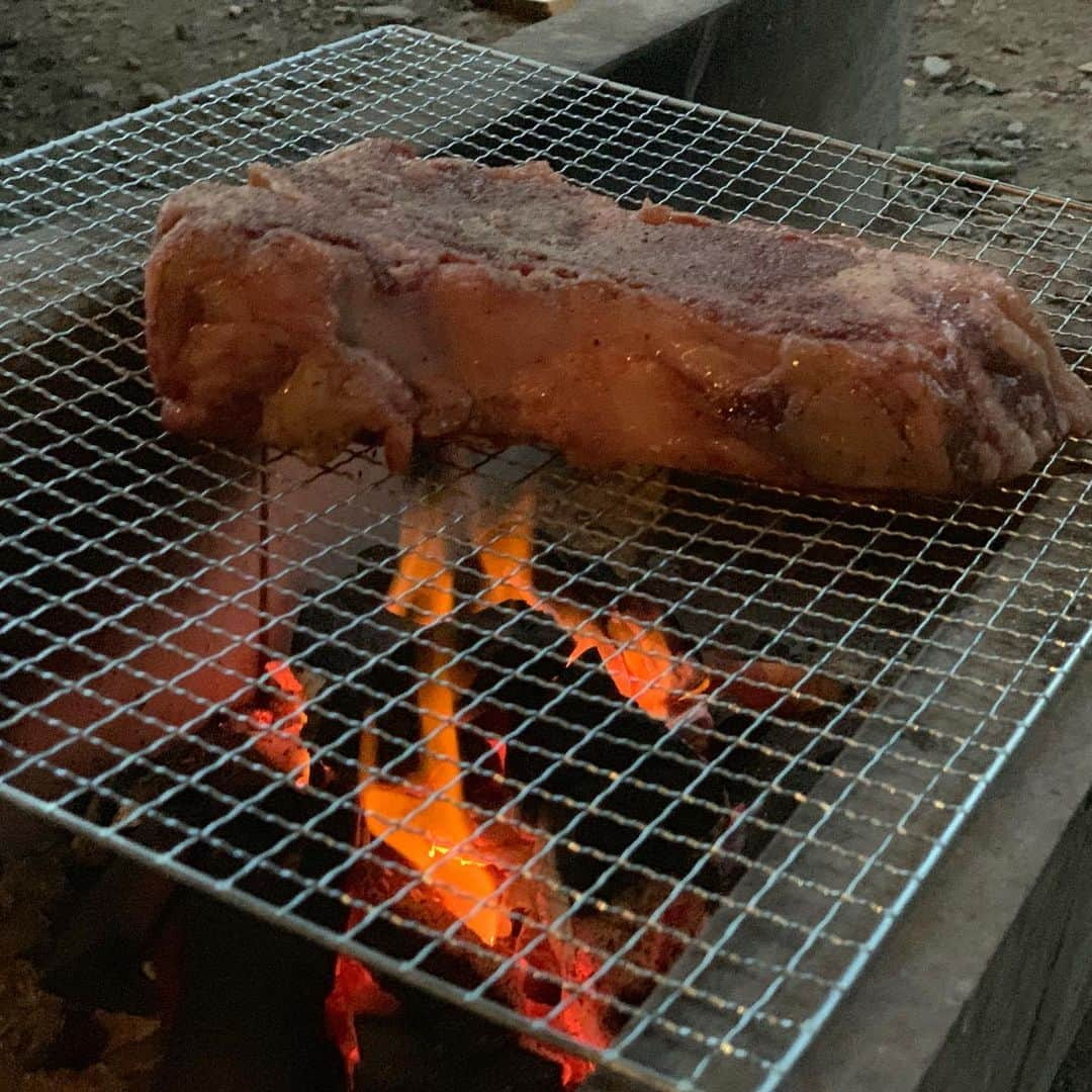 みかんさんのインスタグラム写真 - (みかんInstagram)「1泊2日の長瀞キャンプ🏕 昔から家族ぐるみで仲良い旦那の野球チーム「Samurai」メンバーの皆と⚾️ 朝から釣りしたり、川に行ったり、BBQしたり、花火したり🥰 iPadや携帯ゲーム、スイッチは禁止令だったが子供達、楽しい思い出になってくれてたら嬉しいなぁ😊 しかし小5以来、飯盒炊爨をやったけどアレ上手く出来る人いんの？ ベチョベチョな米、シャリシャリの米、色んな味がした米でした🌾 まっこれも思い出かぁ🤣🤣🤣 #長瀞キャンプ #釣り堀 #魚掴み取り #BBQ #花火 #飯盒炊爨 #思い出」9月16日 22時55分 - mikan02241984