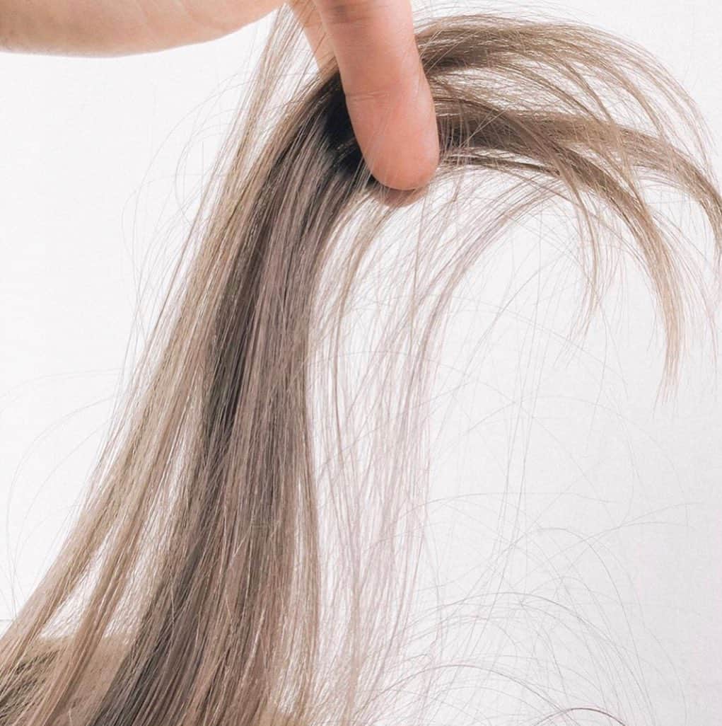 bis_web bis [ビス] さんのインスタグラム写真 - (bis_web bis [ビス] Instagram)「🛁﻿ ﻿﻿ ﻿﻿ 透明感のあるヘアカラーがかわいい﻿﻿ ALLY harajuku のスタイリスト 本郷博史 さん ( @hongohiro ) をご紹介。﻿ ﻿﻿ 透明感、抜け感、脱力感のある髪の毛が得意。本郷さんが作り出すオリジナルの透明感ヘアカラーは今年の秋にぴったりです♡﻿ ﻿﻿ そして、本郷さんにスタイリング材の使い分け方をお聞きしました！﻿ (実際に使われているスタイリング材は最後のページに載せていますのでチェックしてみてください)﻿ ﻿﻿ 「ダヴィネスクリーム、YAY、ローランド、オイルの順でウェット感の希望に合わせて使うことをベースに考えてます。そしてストレートならオイルやローランド、空気感が欲しければダヴィネスクリームやYAYを使うことと、ハイトーンなどの場合は色味が沈んで見えるのであまりウェット感が出ないように軽めのものを使用するのが最近の好みです！」﻿ とのこと🌿﻿ ﻿﻿ ぜひ参考にしてみてね！﻿﻿ ﻿﻿ ﻿﻿ ﻿ ﻿﻿ ﻿﻿ #透明感 #抜け感 #脱力感 #ヘアカラー #ヘアスタイル #ハイトーンベージュ #ミルクティーベージュ #ベージュ #くすみカラー #くすみピンク #髪色 #サロン #ダヴィネス #YAY #ローランド #ヘアオイル #hairarrange #hair #アッシュ #カラーリング  #ダブルカラー #ケアブリーチ #bis_web」9月16日 22時55分 - bis_web