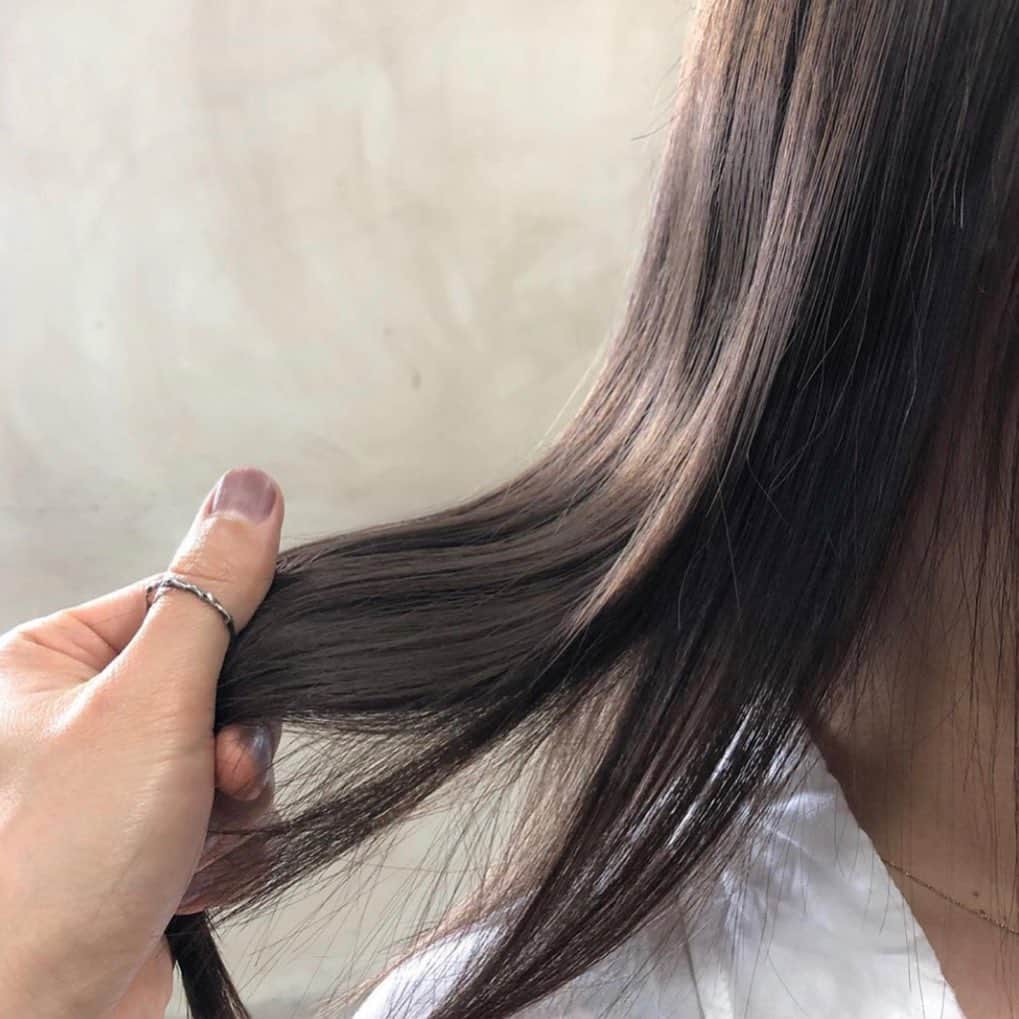 bis_web bis [ビス] さんのインスタグラム写真 - (bis_web bis [ビス] Instagram)「🛁﻿ ﻿﻿ ﻿﻿ 透明感のあるヘアカラーがかわいい﻿﻿ ALLY harajuku のスタイリスト 本郷博史 さん ( @hongohiro ) をご紹介。﻿ ﻿﻿ 透明感、抜け感、脱力感のある髪の毛が得意。本郷さんが作り出すオリジナルの透明感ヘアカラーは今年の秋にぴったりです♡﻿ ﻿﻿ そして、本郷さんにスタイリング材の使い分け方をお聞きしました！﻿ (実際に使われているスタイリング材は最後のページに載せていますのでチェックしてみてください)﻿ ﻿﻿ 「ダヴィネスクリーム、YAY、ローランド、オイルの順でウェット感の希望に合わせて使うことをベースに考えてます。そしてストレートならオイルやローランド、空気感が欲しければダヴィネスクリームやYAYを使うことと、ハイトーンなどの場合は色味が沈んで見えるのであまりウェット感が出ないように軽めのものを使用するのが最近の好みです！」﻿ とのこと🌿﻿ ﻿﻿ ぜひ参考にしてみてね！﻿﻿ ﻿﻿ ﻿﻿ ﻿ ﻿﻿ ﻿﻿ #透明感 #抜け感 #脱力感 #ヘアカラー #ヘアスタイル #ハイトーンベージュ #ミルクティーベージュ #ベージュ #くすみカラー #くすみピンク #髪色 #サロン #ダヴィネス #YAY #ローランド #ヘアオイル #hairarrange #hair #アッシュ #カラーリング  #ダブルカラー #ケアブリーチ #bis_web」9月16日 22時55分 - bis_web