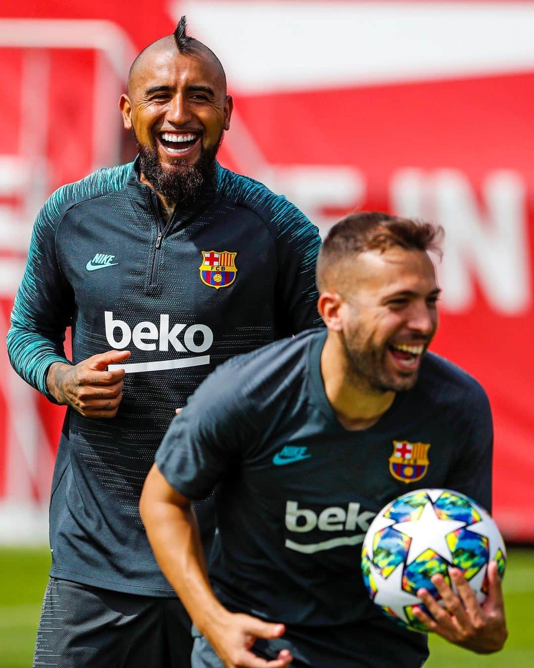 FCバルセロナさんのインスタグラム写真 - (FCバルセロナInstagram)「🙌 That feeling when @leomessi is back in the squad for the Champions League! 😄」9月16日 23時05分 - fcbarcelona