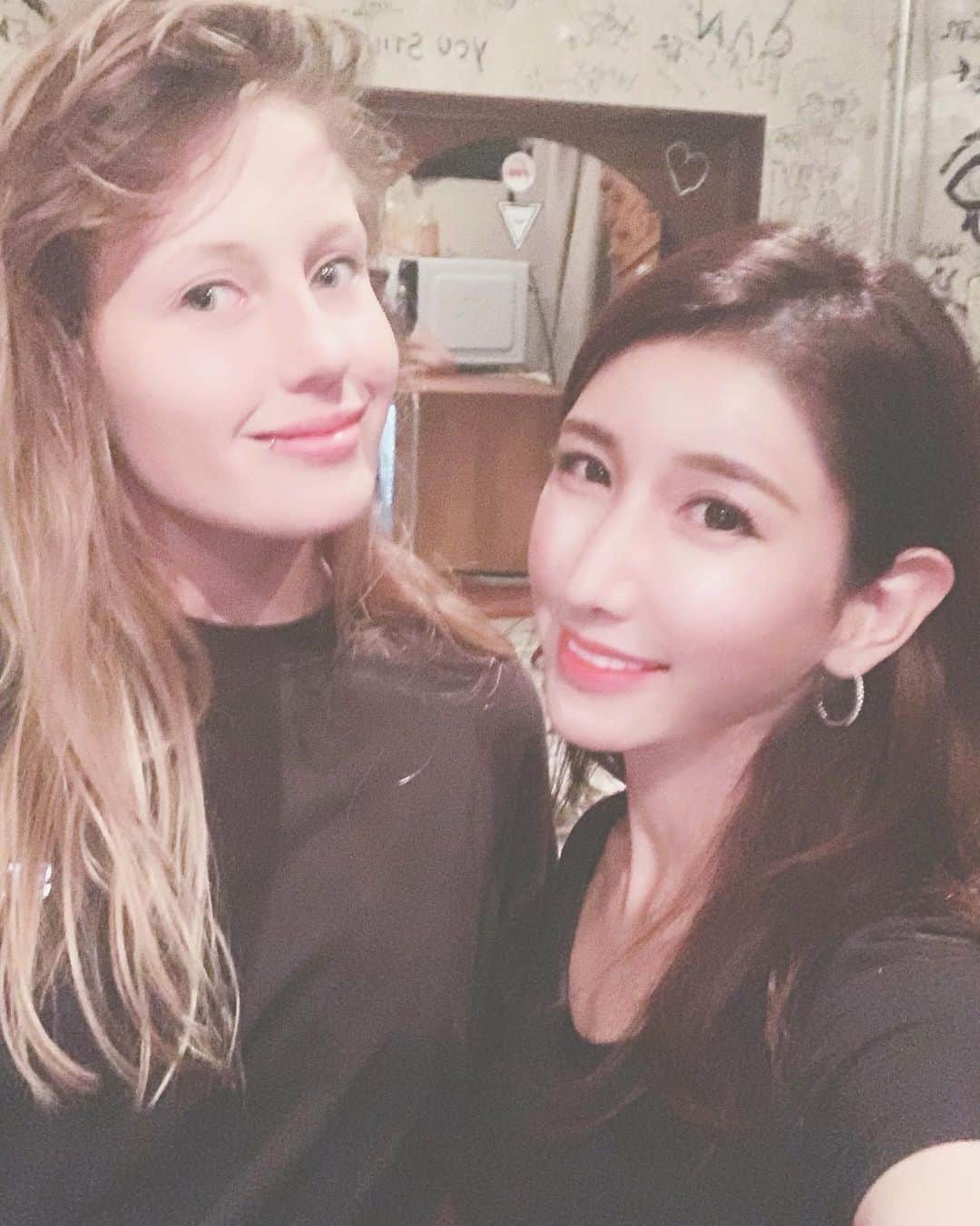 亜里沙さんのインスタグラム写真 - (亜里沙Instagram)「My idol 🎧 🧡 @charlottedewittemusic  Since watching her play for the first time I came to love techno scene more and started to practice DJ. Come to Tokyo again! Love u♡ 大好きなシャーロットが来日していた時に！！😍 最高に音がかっこよくて、クールなんだけどプレイ中時にみせる笑顔が最高にかわいい！！ あなたを知ってテクノが好きになりました😆と伝えました🧡 #charlottedewitte #techno #DJ」9月16日 23時06分 - alisa_0302