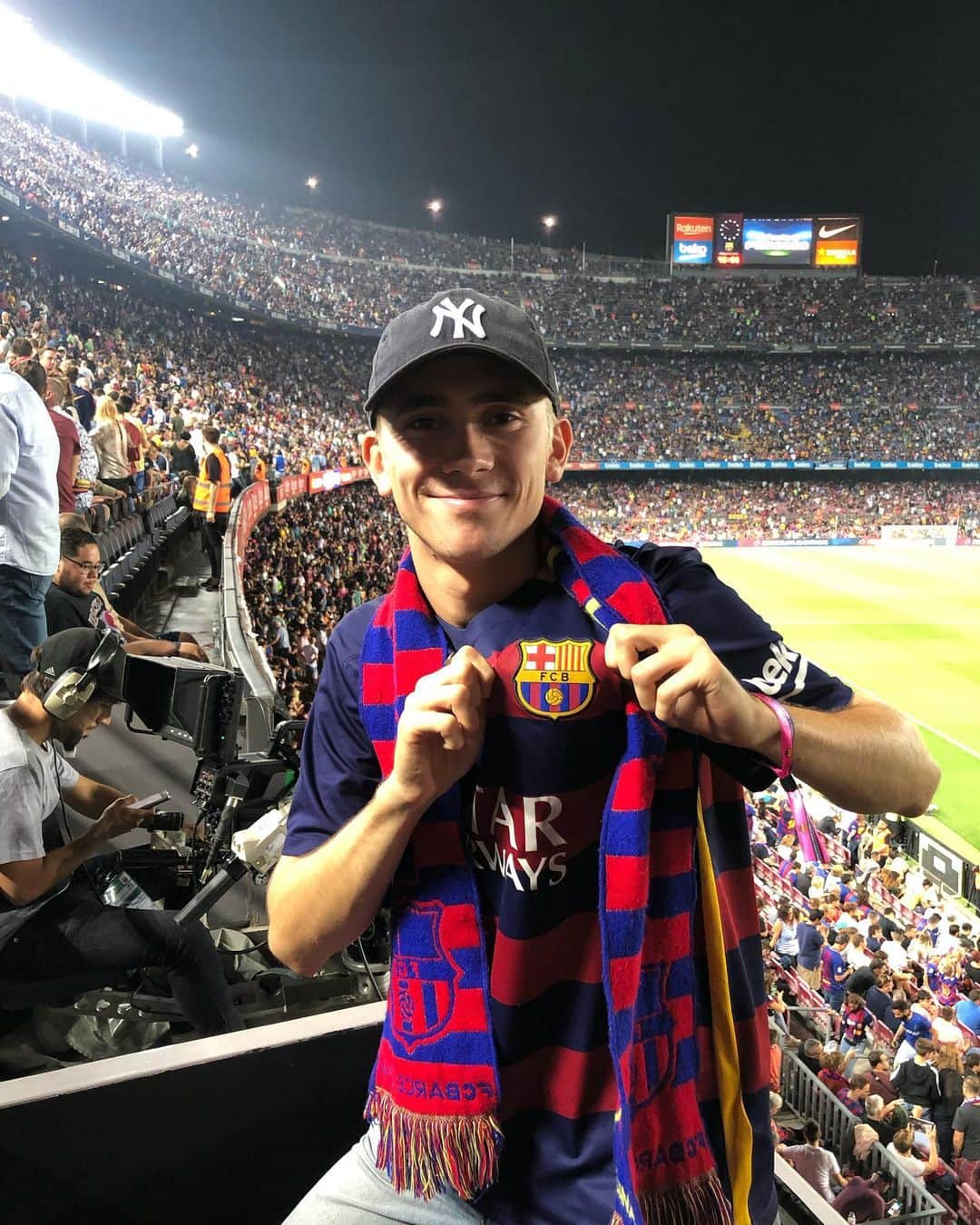 フェリックス・サンドマンのインスタグラム：「Straight from LA to CAMP NOU and Barcelona. This is my second time at Camp and I’m still so overwhelmed! The atmosphere inside this stadium is fucking insane. To be here together with dad and see our team play and score a 5-2 win is like living in a dream. So much love for the city too, amazing stay with family. VISCA BARÇA, this team and these players are the best we’ve ever had period.」