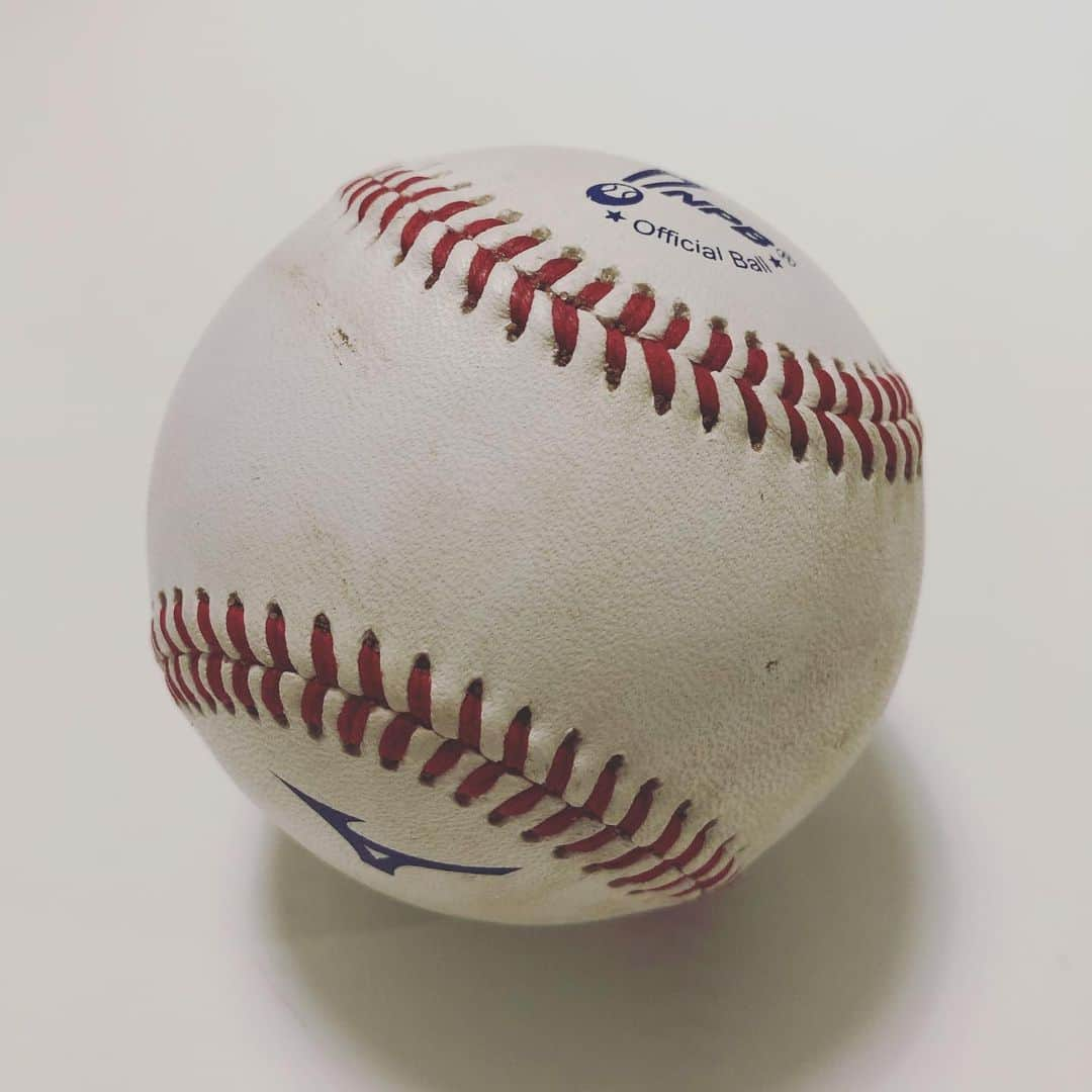 金子千尋さんのインスタグラム写真 - (金子千尋Instagram)「7勝目⚾︎⚾︎⚾︎⚾︎⚾︎⚾︎⚾︎ ． 本日9月16日旭川スタルヒン球場にて7勝目をあげることが出来ました！ いつも通りバックの守備にたくさん助けられ7回1失点に抑えれました！ ． 雨が降ったり止んだりで最後は降雨コールドになりましたが旭川でもたくさんの応援・声援ありがとうございました！ ． ． ． #このボール #ウイニングボール と #言っていいのか #ちがうのか、、、 #とりあえず #玉井が #中断の前に #最後に審判から受け取った #ボール⚾︎」9月16日 23時01分 - kanekochihiro_official