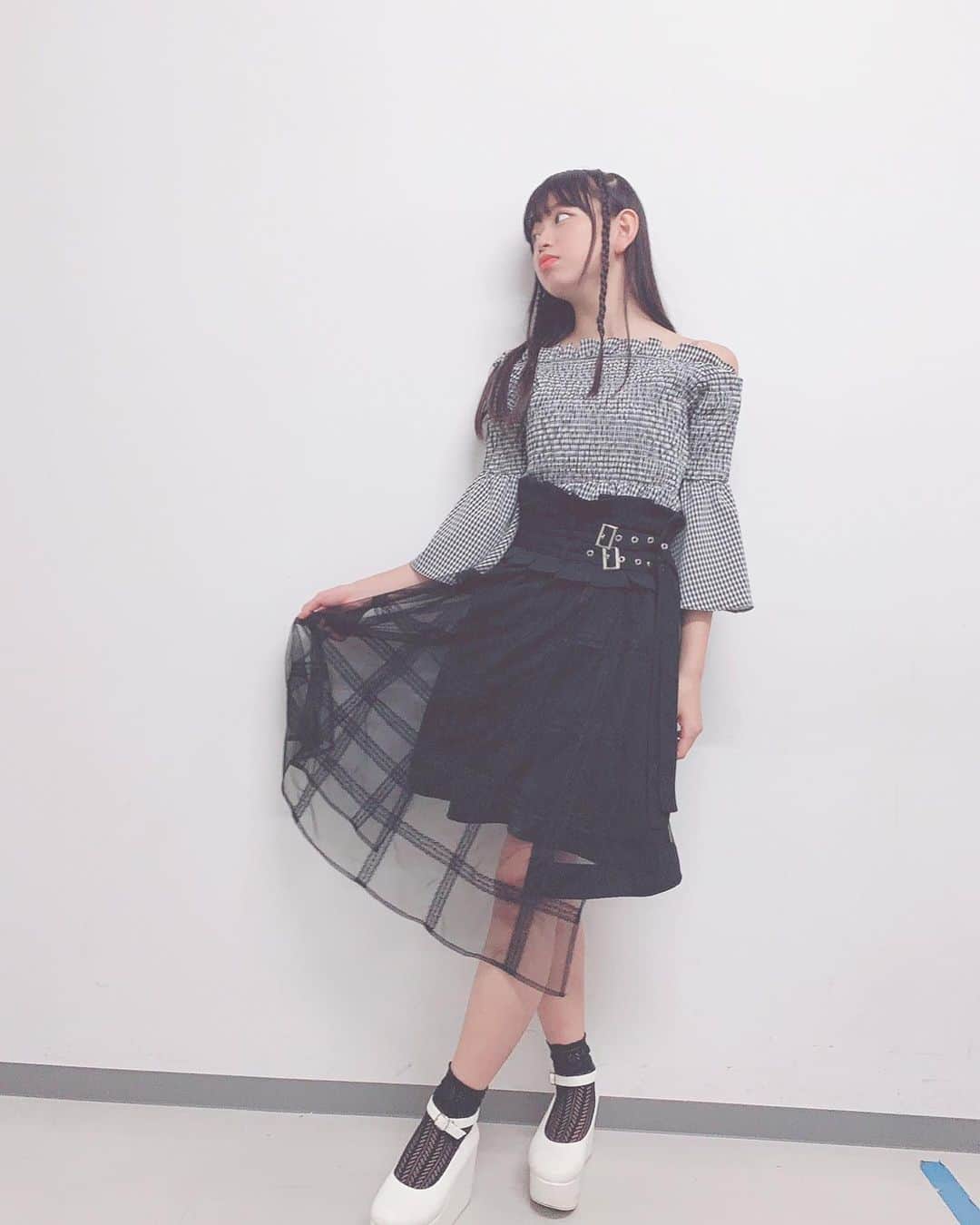 吉田万葉のインスタグラム：「( ◜௰◝ )  #モノクロコーデ #fashion #コーディネート #jk #jk1 #Instagram」
