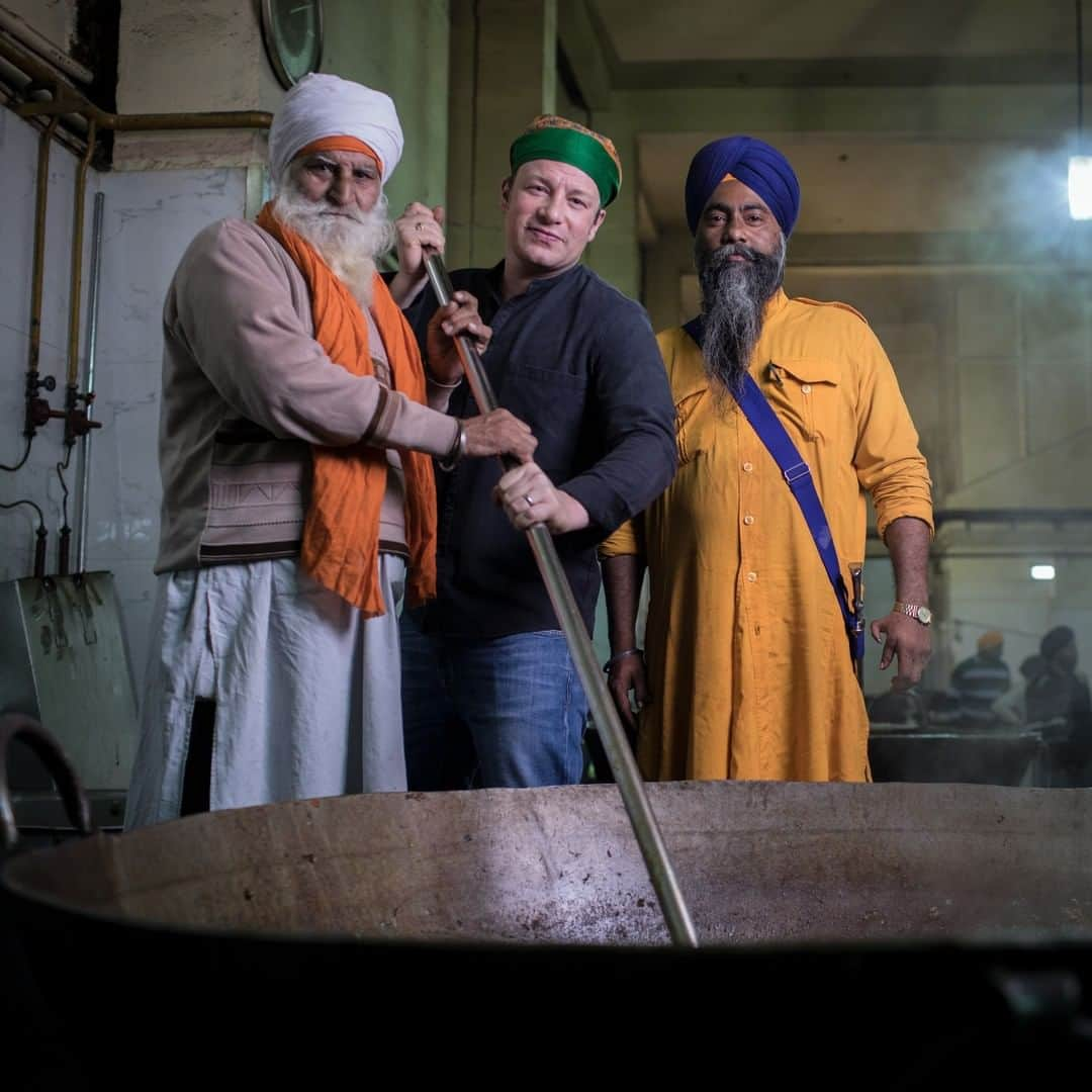 ジェイミー・オリヴァーさんのインスタグラム写真 - (ジェイミー・オリヴァーInstagram)「Tonight on #MeatFreeMeals @channel4 at 8pm, I visit the biggest Sikh temple in Delhi.... the Gurudwara Bangla Sahib! They have one of the largest kitchens I've ever seen and offer free meals to up to 100,000 people visitors a day! Truly mindblowing!!!」9月16日 23時01分 - jamieoliver