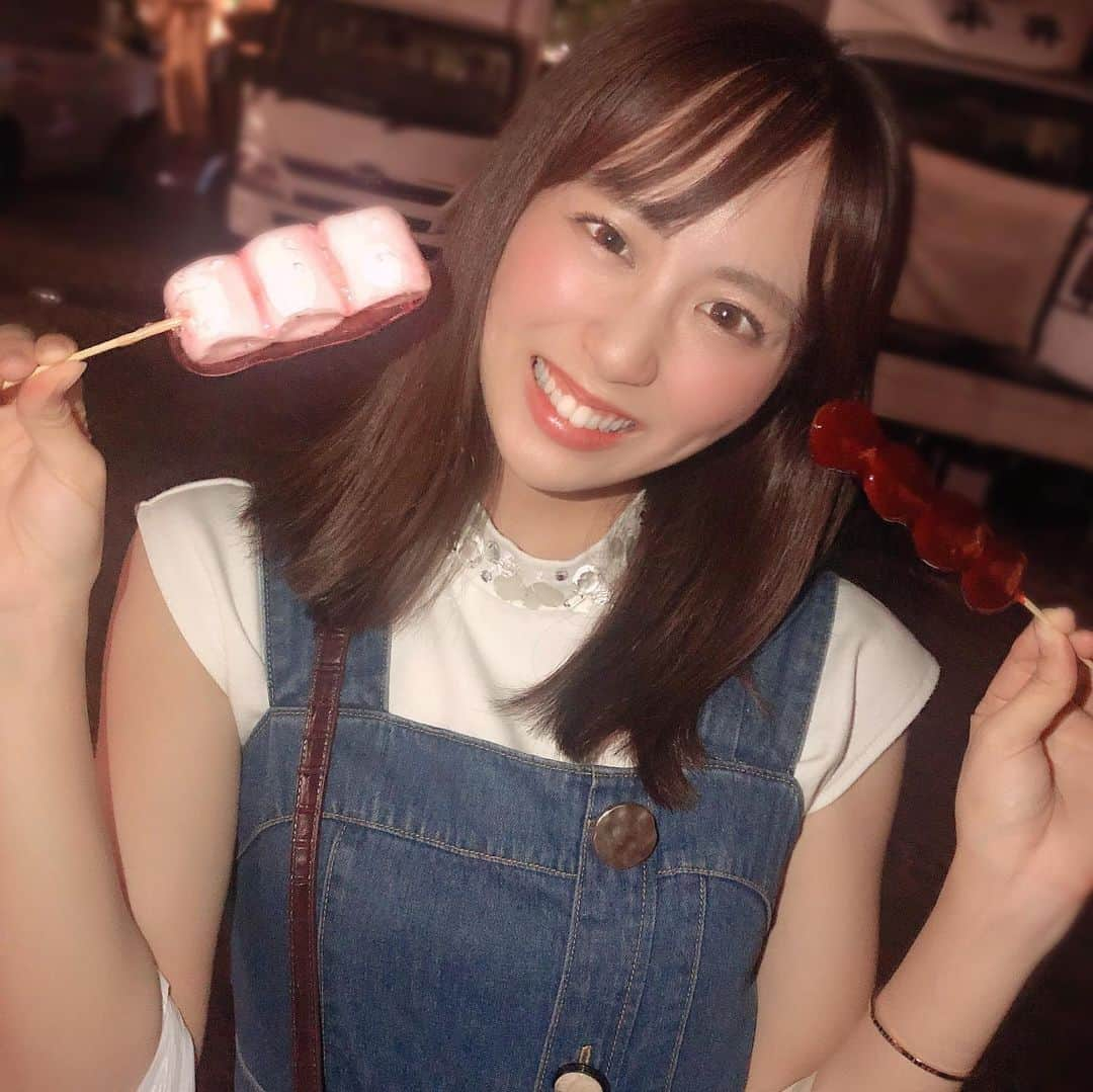 坂口理子さんのインスタグラム写真 - (坂口理子Instagram)「マシュマロ飴と干し梅飴🍬 私が買ったのは干し梅飴x2🙂 これは舞のマシュマロ飴と じーなの干し梅飴🙂 写真撮るときに同じ物でそのまま撮る というアイドルあるある🙂 食べるものが可愛くてごめんなさい😂 2枚目なんてカルビ串、、、、、 嘘でもいちご飴とか映えのために買いなさいよ って思うけど食欲が勝った🙂 食欲の秋ですね🙂 #福岡 #お祭り #放生会 #ほうじょうや」9月16日 23時14分 - ricopi__hkt48