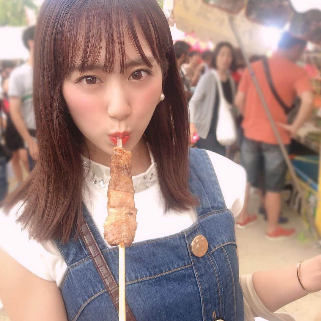 坂口理子さんのインスタグラム写真 - (坂口理子Instagram)「マシュマロ飴と干し梅飴🍬 私が買ったのは干し梅飴x2🙂 これは舞のマシュマロ飴と じーなの干し梅飴🙂 写真撮るときに同じ物でそのまま撮る というアイドルあるある🙂 食べるものが可愛くてごめんなさい😂 2枚目なんてカルビ串、、、、、 嘘でもいちご飴とか映えのために買いなさいよ って思うけど食欲が勝った🙂 食欲の秋ですね🙂 #福岡 #お祭り #放生会 #ほうじょうや」9月16日 23時14分 - ricopi__hkt48