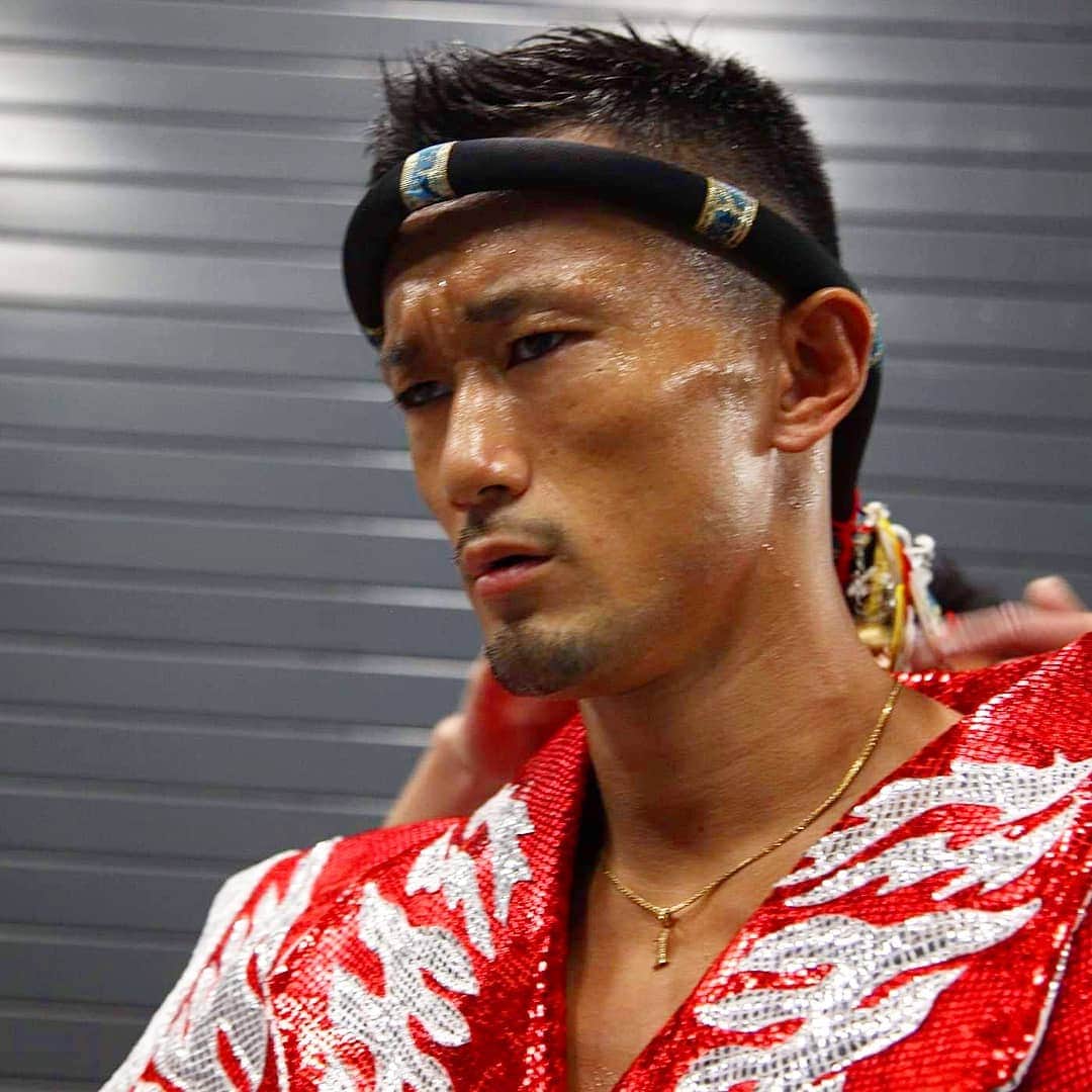 梅野源治のインスタグラム：「今日は応援ありがとうございました。 結果はKO負け。 白鳥くん強かった！  RISE世界トーナメントに参戦できてよかった！ 伊藤代表をはじめ、RISE関係者の方たちには本当に感謝！ たくさん成長させてもらえた 。  俺はRISEルールではまだまだ弱い。 でも、俺が弱いだけでムエタイは弱くない。それを証明したかった。 そして、ルールが違うからとかで言い訳するつもりも全くない！  今回は白鳥大珠が強かった。  #おめでとう #RISEWS (C)佐藤タケシ」
