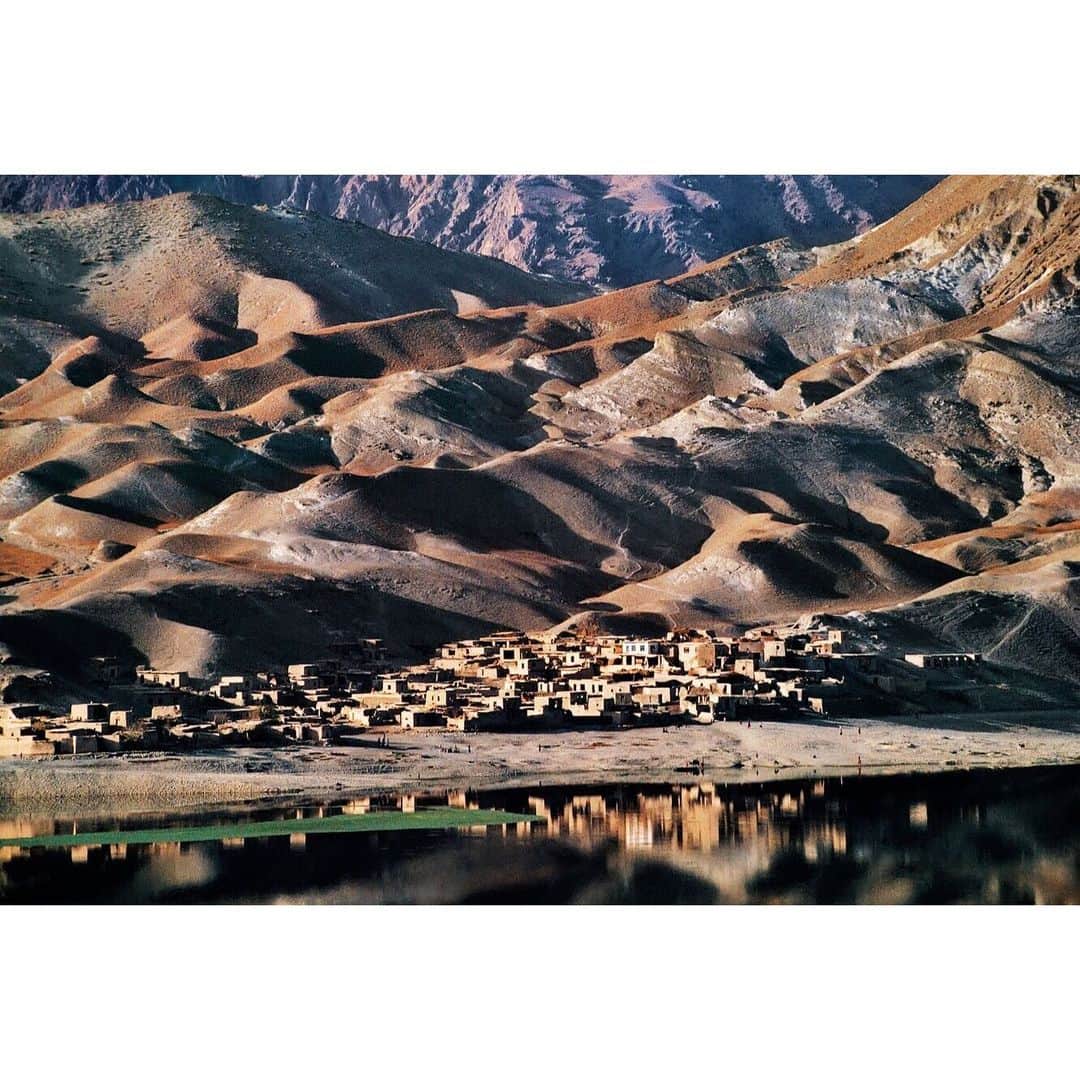 スティーブ・マカリーさんのインスタグラム写真 - (スティーブ・マカリーInstagram)「A village near #Sarobi, on the road between #Kabul and #Jalalabad, #Afghanistan. 1992.」9月16日 23時09分 - stevemccurryofficial