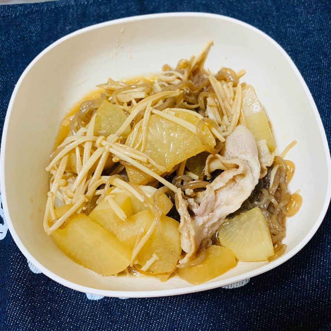 知念紗耶のインスタグラム：「仕事のため一ヶ月間一人暮らし🏠 残り物で作った煮物が美味でした❤️ 見た目は悪いけど😅笑」