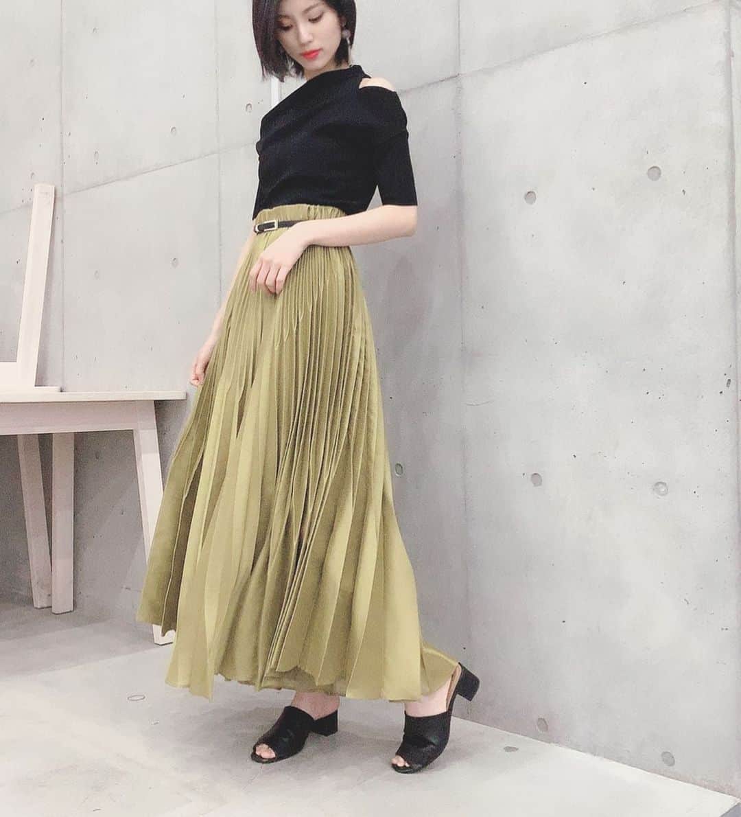 小林玲のインスタグラム：「.﻿ ﻿ ﻿ しふくちゃん〜☺︎﻿ ﻿ ﻿ ﻿ #fashion #coordinate ﻿ #tops #skirt #un3d #shoes﻿  #lepsim#earring #japan﻿  #japanesegirl #girl #me﻿  #black #yellow #私服 ﻿ #instagood ﻿ #instagramjapan ﻿ #hairstyle #shorthair」