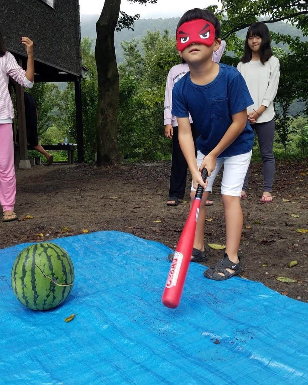 みかんさんのインスタグラム写真 - (みかんInstagram)「本日キャンプ2日目は雨予想の為… 早朝スイカ割り🍉 甘くて美味しかった❤️ ラストの写真、よく見ると 君達… 「果物戦隊スイカレンジャー🍉」 かよ(笑) 上手いことカラーが重なりましたなぁ🤣 #長瀞キャンプ #2日目 #スイカ割り #集合写真 #戦隊カラー」9月16日 23時11分 - mikan02241984