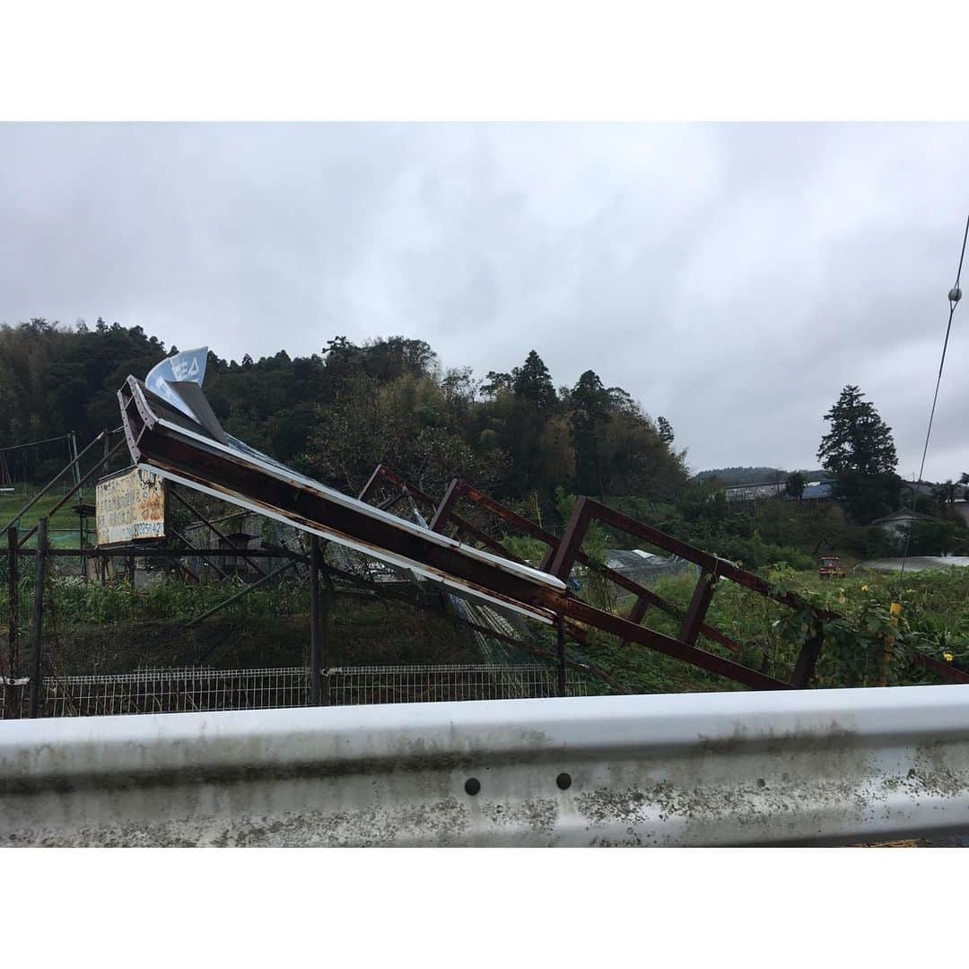 紗栄子さんのインスタグラム写真 - (紗栄子Instagram)「昨日、山武市、八街市へ物資を届けてくれたお友達がリサーチしてくれた情報を共有致します！ ↓  屋根の修繕などの専門職の方の人手がとても足りていないようです。 【専門職の人手不足】 ・屋根の修繕 ・チェーンソーを使っての倒木の除去作業 ・ブルーシートの屋根貼りも、シートは集まっているのですが、職人さんの手を必要としております。  山あいの木々が崩れているとの情報もあり、帰りは下道を通って帰ってきたみたいなのですが、土砂崩れや木々が倒れている箇所があり、通行止めをして整備されていたようです。 かなり遠回りしたこと、土砂崩れの危険性がありそうだったので、途中から高速に乗ることにしましたとおっしゃっておりました。  土砂崩れの対応はプロの方にお任せになりそうでしたが、土砂崩れの危険性のない地域の木々の撤去に、チェーンソーを使える方を公募されていました。  明日は、私たちのチームが南房総市と館山市に物資をお届けにあがります。」9月16日 23時12分 - saekoofficial