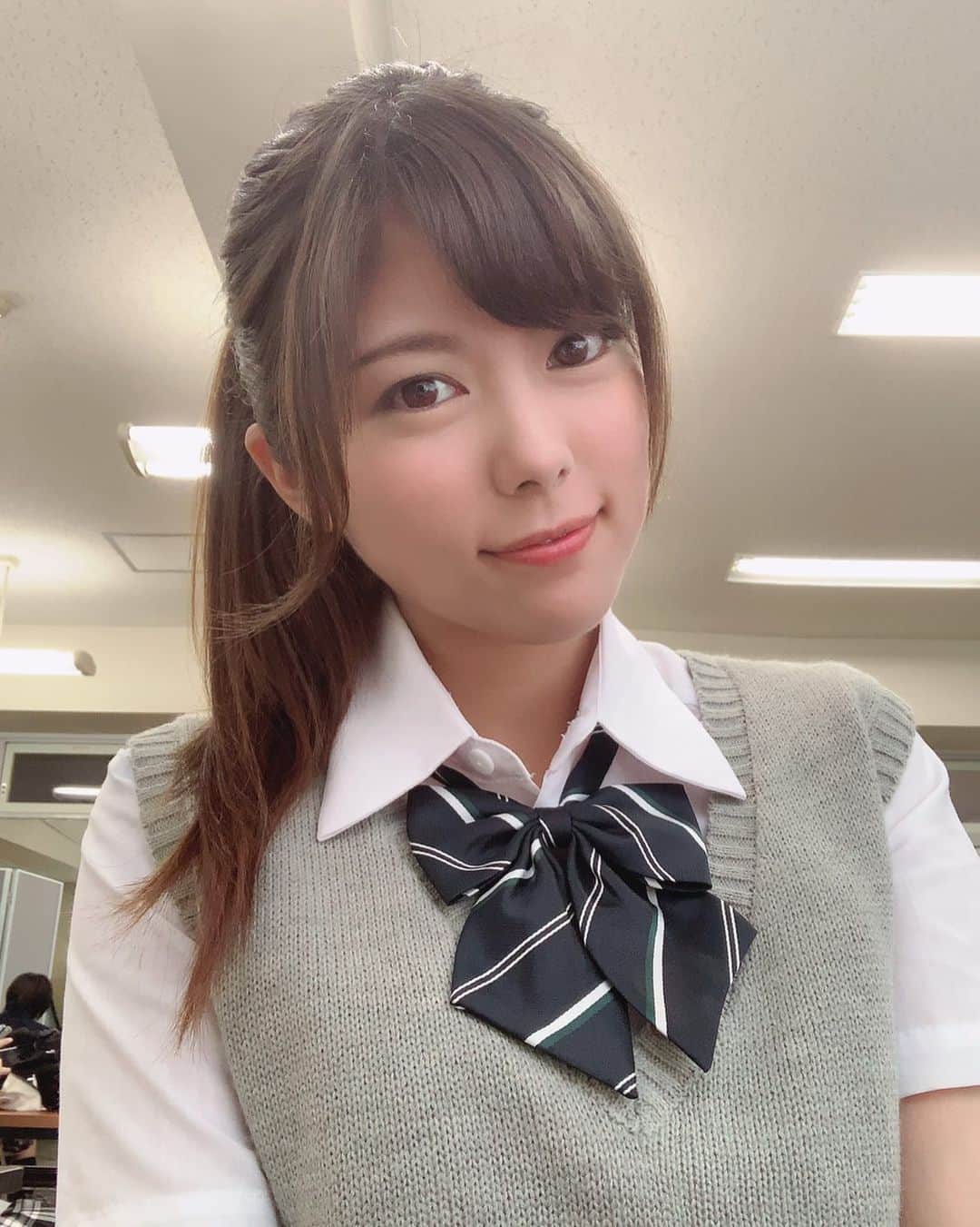 熊林保奈美のインスタグラム：「* . 今日は撮影会でJKしてきました🙋🏻‍♀️ 学校のスタジオ楽しかったー！！🥰 . 制服衣装どれも可愛くてめっちゃ迷ったあげく やっぱりニットベストが好きで選んじゃう🤤 . 高校生戻りたい……… . #モデル #model #撮影会モデル #ポートレートモデル #smooth撮影会 #レースクイーン #RQ #熊林保奈美 #道産子 #Japanesegirl #paddokgirls #pitgirl #instalike #selca #selfie #JKコス #アウトかセーフかでいったらアウト」