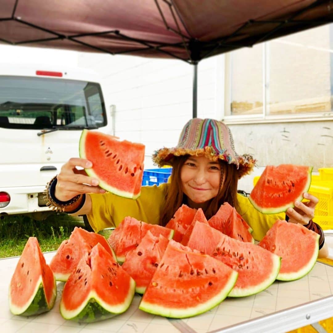 のインスタグラム：「秋ですが、逆にこの季節に無性に食べたくなりませんか…？( ´∀`)ノ🍉ｽｲｰｶ  #アンジェラ佐藤 #平佐農園 #手稲区 #スイカの他にも新鮮なお野菜色々販売 #たまらデカい胡瓜を100円で購入 #実は手稲区はスイカの名産地 #来年はスイカの大食い大会でも開催したいですな #黄色のスイカなまら甘い」