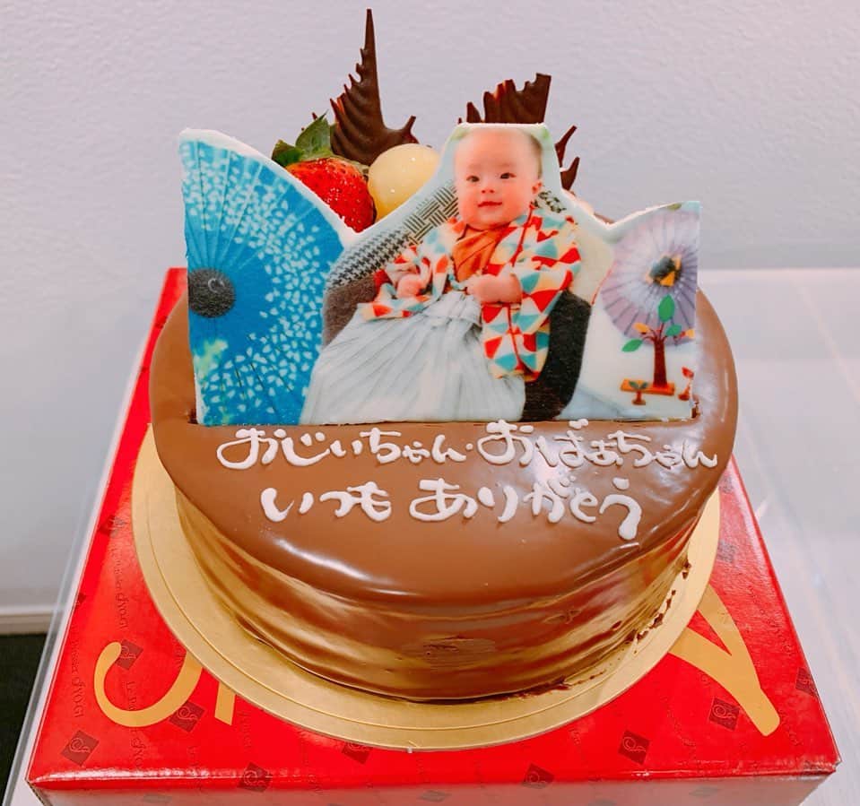 伊波紗友里さんのインスタグラム写真 - (伊波紗友里Instagram)「息子くんが生まれて 初めての敬老の日👩🏻‍🦳👨🏻‍🦳 いつもお世話になっている じぃじ＆ばぁばへ 感謝の気持ちを込めて 写真ケーキをプレゼントしました🤲✨ すごく感動していたけど 息子くんチョコだけ 誰も食べられず・・・😂💦笑  #可愛くて食べられない #着物だと関取に見える #写真ケーキ #パティシエジョーギ #敬老の日」9月16日 23時18分 - sayuri_iha41