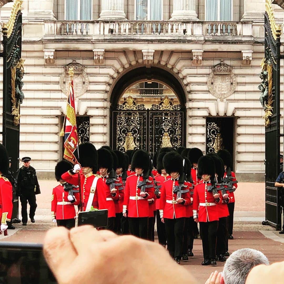 武村八重子さんのインスタグラム写真 - (武村八重子Instagram)「London旅行記❹ . 今回特に印象に残った出来事がこの衛兵交代でした。 もちろん、そのカッコよいセレモニーを観に行ったつもりが、衛兵達の演奏に本当に驚きました‼️ . なんと、バッキンガム宮殿の交代式で衛兵💂‍♂️の音楽隊が演奏したのは007のテーマだったんです🙌 . イギリス🇬🇧特有のユーモアたっぷりのおもてなしの素晴らしさに感動すると共に、英国王室がこんなにも音楽の多様化を示しているのに日本のクラッシック音楽家達だけが、クラッシックにしがみつき過ぎている。。。そんな気がしてなりませんでした🙇‍♀️ . . 彼らの素晴らしい精神に勇気をもらい、日本に帰ってクラッシックの素晴らしさを伝えると同時に多様化という事をもっと柔軟に考えていくプログラムを考えていきたいと思いました😊 . #london #travel #travelphotography #buckinghampalace  #music #007」9月16日 23時20分 - piano_yae