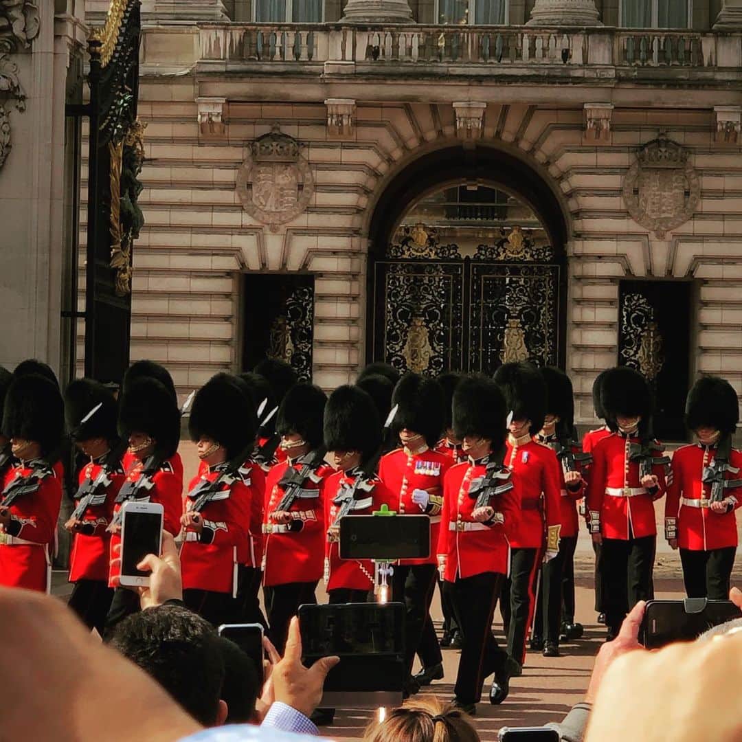 武村八重子さんのインスタグラム写真 - (武村八重子Instagram)「London旅行記❹ . 今回特に印象に残った出来事がこの衛兵交代でした。 もちろん、そのカッコよいセレモニーを観に行ったつもりが、衛兵達の演奏に本当に驚きました‼️ . なんと、バッキンガム宮殿の交代式で衛兵💂‍♂️の音楽隊が演奏したのは007のテーマだったんです🙌 . イギリス🇬🇧特有のユーモアたっぷりのおもてなしの素晴らしさに感動すると共に、英国王室がこんなにも音楽の多様化を示しているのに日本のクラッシック音楽家達だけが、クラッシックにしがみつき過ぎている。。。そんな気がしてなりませんでした🙇‍♀️ . . 彼らの素晴らしい精神に勇気をもらい、日本に帰ってクラッシックの素晴らしさを伝えると同時に多様化という事をもっと柔軟に考えていくプログラムを考えていきたいと思いました😊 . #london #travel #travelphotography #buckinghampalace  #music #007」9月16日 23時20分 - piano_yae