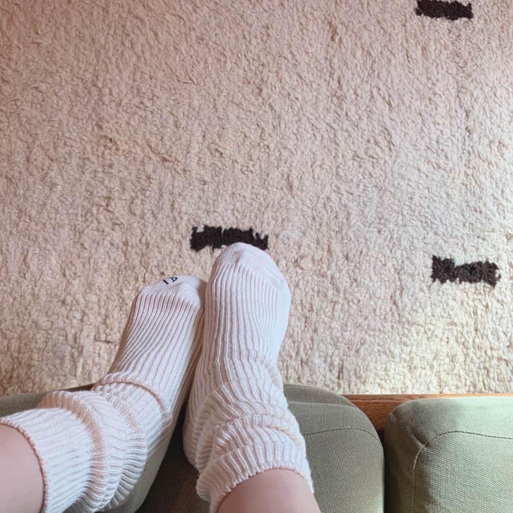 のインスタグラム：「涼しくなってきた！靴下の季節🧦！ おやすみなさい♡😴🧦」