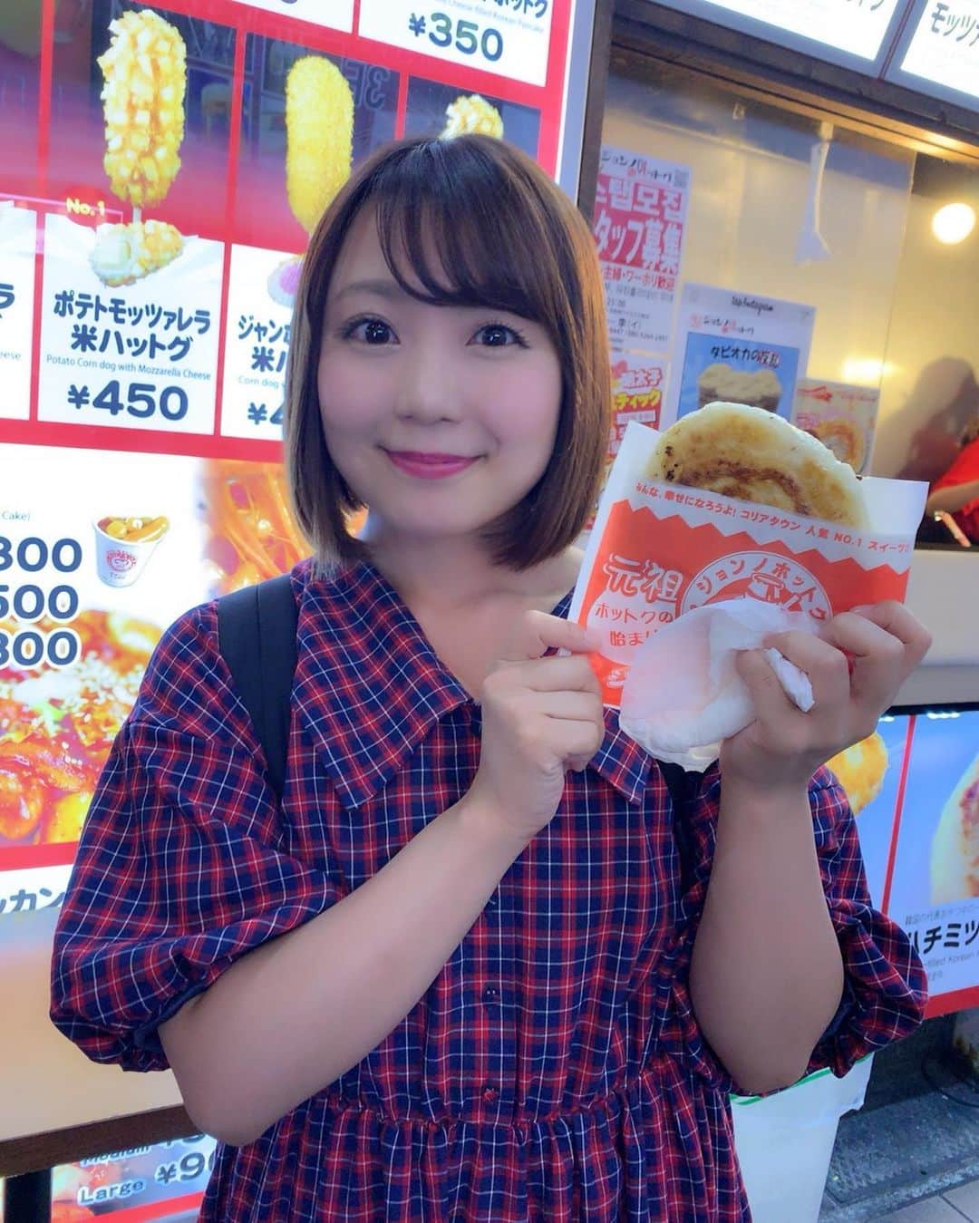 嶋梨夏さんのインスタグラム写真 - (嶋梨夏Instagram)「初めて新大久保に来た時に食べて衝撃的な美味しさで虜になったホットクを昨日久しぶりに食べました💓熱々のハチミツホットク、これからまた美味しい季節になるね〜🥰💕💕💕 #新大久保 #食べ歩き #ホットク #ハチミツホットク #韓国料理 #韓国スイーツ #korean #koreanfood #sweets #スイーツ女子 #アラサー女子 #丸顔 #ショートボブ #earthmusicandecology #赤チェック #ワンピース #photooftheday #JAPAN #japanesesweets #japanesegirl #avex #avexmanagement #instagood #followme #極度の甘党 #ricashima #嶋梨夏」9月16日 23時27分 - shimarica_jp