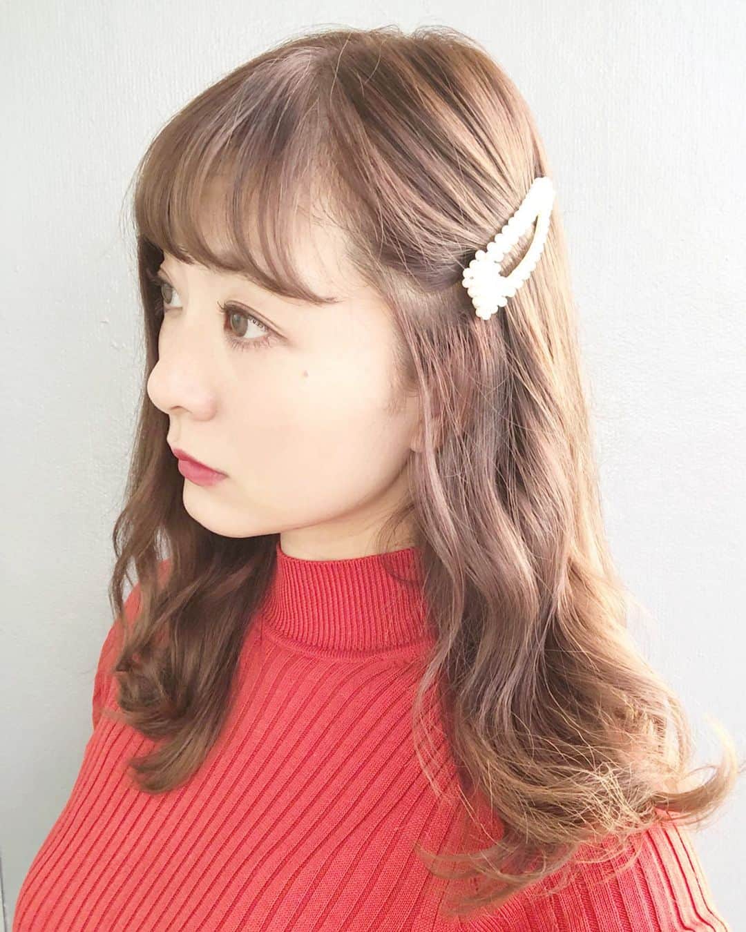 渡辺真実絵さんのインスタグラム写真 - (渡辺真実絵Instagram)「.﻿ @eclat_hairmake ☺︎﻿ ﻿ モカピンク💕﻿ すこーしだけピンクにしてもらった♡﻿ 2枚目は加工なしの色。﻿あんまりピンクに見えないかもw ﻿ 顔まわりのひと束はリバース、﻿ 他はワンカールしてるだけ 😇﻿ ﻿ @eclat_yusuketokita いつもありがとうございます 😊  みなさま、オススメのピンクシャンプーがあれば教えてください🧕🏻」9月16日 23時29分 - mamu________________