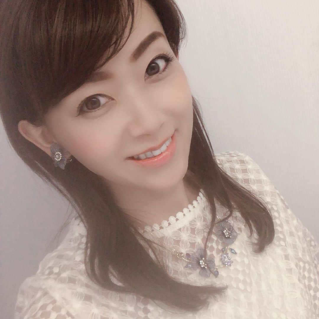 岡部玲子さんのインスタグラム写真 - (岡部玲子Instagram)「珍しく本日は髪の毛おろしていました〜。 最近束ねることが多く感じるからと、ヘアメイクさん☺️ 衣装はホワイトのレースなトップスでした☺️✨ この3日間開催は…ひゃー負けすぎた🤣 今週末の土曜日からまた頑張ろう🏇  #岡部玲子 #子育て #主婦 #アラフォーママ #タレント #レポーター #40代 #キャスター #アナウンサー #競馬キャスター #女子アナ #フリーアナウンサー #元アイドル グリーンチャンネル #生放送 #トップス #ヘアメイク #mama #talent #reporter #instagood #f4f #tvshow #hairarrange #japanese #tops #happy #smile #love」9月16日 23時29分 - reiko_okabe