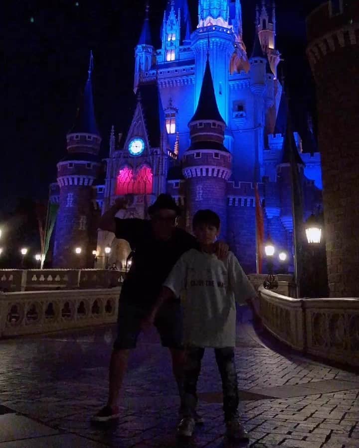のインスタグラム：「閉園間近のディズニーランド！ シンデレラ城前で親子でダンス♪ 本日も視聴者様とたくさんお会いできて嬉しかったです\(//∇//)\ Yeahーーー☆ #いおりくんtv #しぃしぃtv #ディズニー #ディズニーランド #ディズニーハロウィン #ディズニーハロウィン2019 #tiktok #tiktokjapan #2002ダンス #ダンス #ダンス動画 #dance #親子 #楽しい #嬉しい #大好き #流行 #流行り #最高」