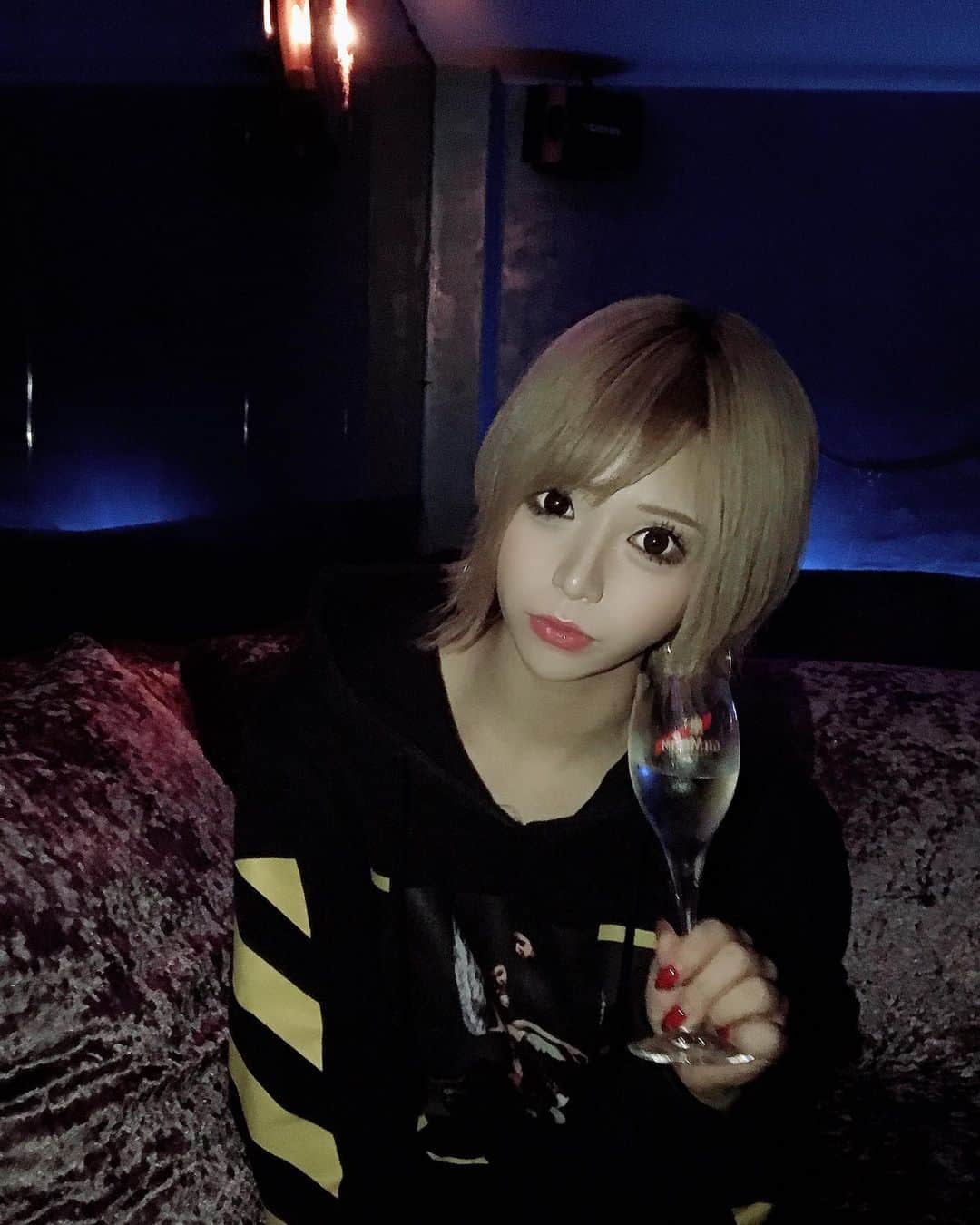 侑季美怜のインスタグラム：「私と乾杯してくれます？🥂 ・ ・ ・ #東京 #tokyo #六本木 #roppongi #l4l #f4f #instagram #instagood #instalike  #party #美脚 #谷間 #セクシー #かわいい #韓国ハーフ #韓国 #キャバ嬢 #モデル #팔로우 #港区女子 #ギャル #おっぱい #キャバ嬢の休日 #クラブ #off-white #乾杯」