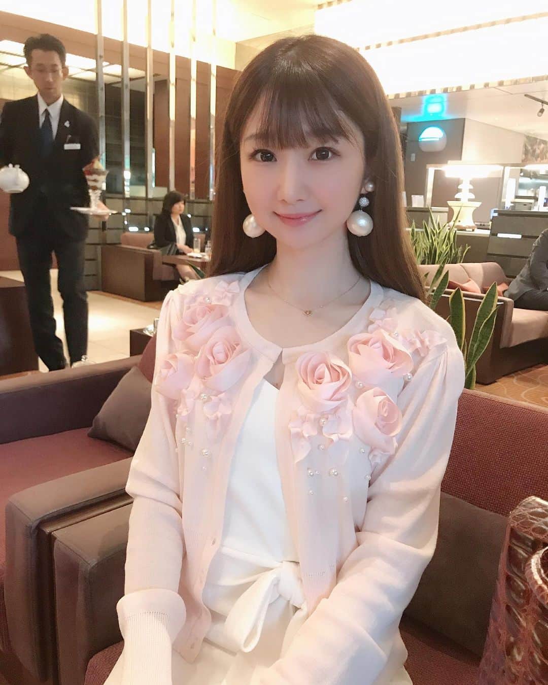 奈々子のインスタグラム：「敬老の日、芸術の秋、お次は食欲の秋♡ 能楽堂のあとは近くのナゴヤキャッスルへ移動♪ お目当ては栗とさつまいものパフェ♡♡♡ びっくりするくらい栗がたくさん入ってて感激（≧∇≦） ボリュームがあって美味しかった~(*^_^*)♡ おっきーママのオペラも美味しそうでした☆ . 敬老の日のお花は直接送りましたo(^-^)o 喜んでくれて良かった♡ いつまでも元気で綺麗なおっきーママでいて下さい(*^_^*) この日着てるお洋服はおっきーママがプレゼントしてくれた物♡ . . #敬老の日 #おっきーママ #祖母デート #おばあちゃま #芸術の秋 #食欲の秋 #栗とさつまいものパフェ #ナゴヤキャッスル #秋の味覚 #n75小顔ピアス #n75jewelry  #小顔ピアス#nagoyacastlehotel #50thanniversary #grandma」