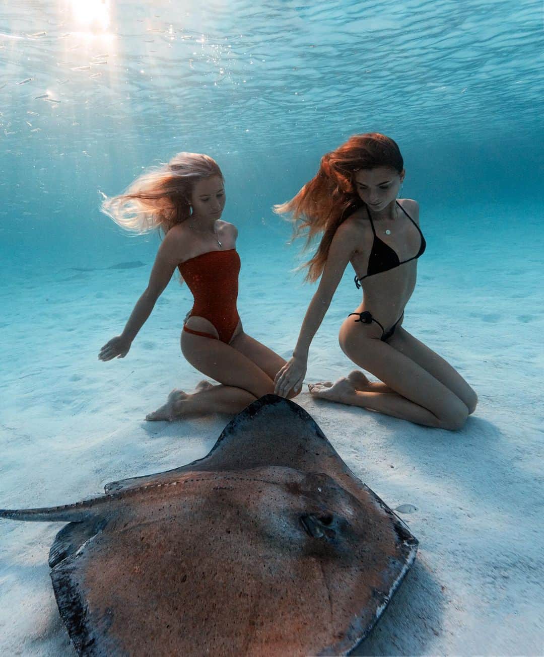サシャ・カリスのインスタグラム：「Girl squad 💗 Tag who you would bring here! @sjanaelise 💦」