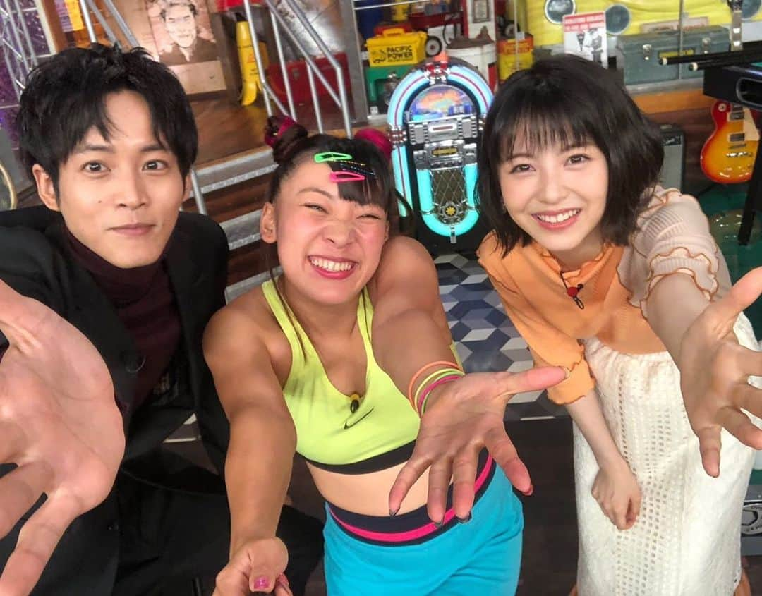 日本テレビ「ウチのガヤがすみません！」さんのインスタグラム写真 - (日本テレビ「ウチのガヤがすみません！」Instagram)「#松坂桃李 さん＆#浜辺美波 さんをゲストに迎える#ウチガヤ はいつもより10分遅いスタート🚨 . 落ち着きのあるゲストおふたりが#フワちゃん に促されて テンション上げて⤴️撮った写真😜👻💘 . １時間通してこんな感じでガヤ芸人のペースに巻き込まれ ちゃってます💦 . フワちゃんと#EXIT がハチャメチャな進行をする クイズ企画『これ知らないとヤバイっしょ！！』🎉で 罰ゲームを受けて恥ずかしそうにはにかむゲストの姿は 必見👀💕 . 放送は【9/17(火)24:09〜25:04】お楽しみに🧸✨ 放送後、いっぱい写真アップするのでお楽しみに😘 （ネタバレ多く、放送前にアップできず…😢） . #ウチのガヤがすみません #豪華ゲストとガヤ芸人 #芸人 #かぁいい」9月16日 23時53分 - uchino_gaya