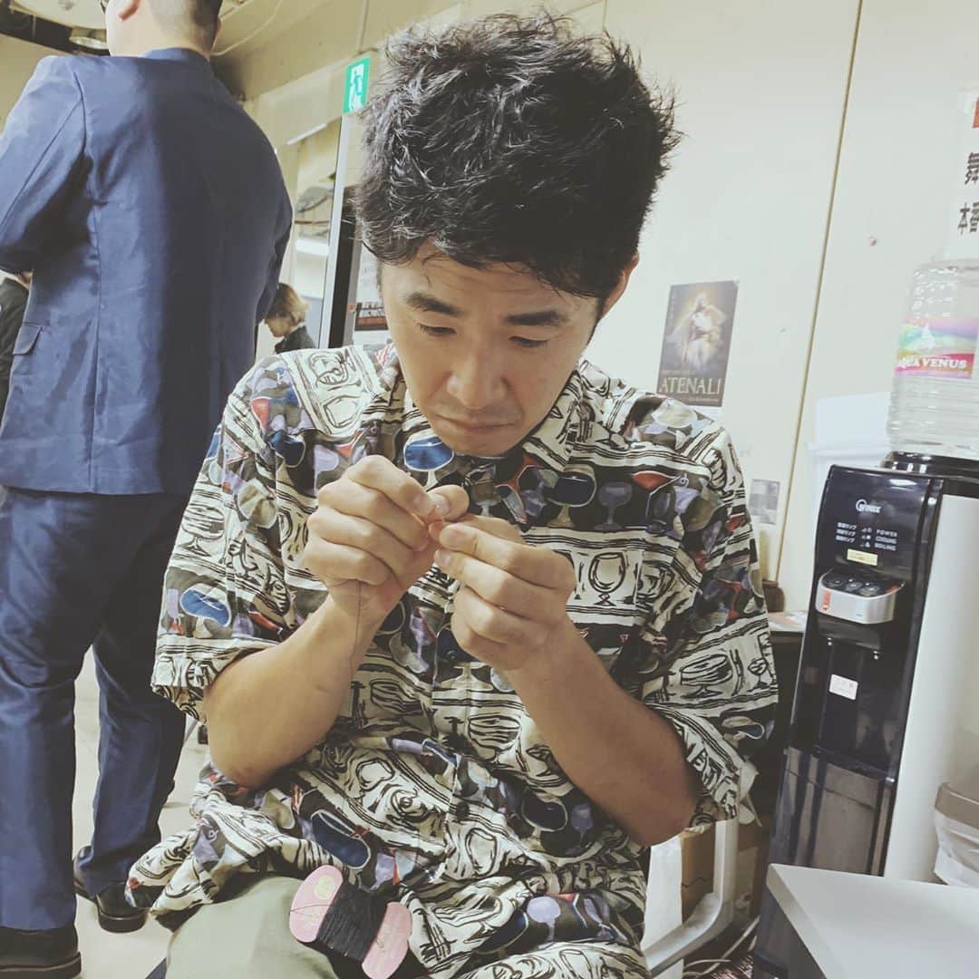 佐々木崇博（うるとらブギーズ）さんのインスタグラム写真 - (佐々木崇博（うるとらブギーズ）Instagram)「無限大でしずるの池田さんにシャツのボタン取れた事伝えたら裁縫してくれた。やっぱ大好きだ。  #しずる #池田さん #大好き #裁縫」9月16日 23時54分 - bugizutakahiro