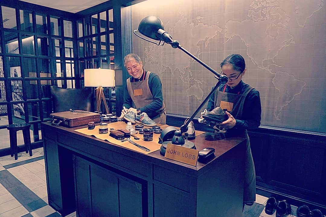 YuhKawasakiさんのインスタグラム写真 - (YuhKawasakiInstagram)「入室条件がかなり厳しいJALファーストクラスラウンジ🍸 ここに来る為にわざと羽田発にしました✈️ ここに入るにはJALの国際線ファーストクラスに乗るか(往復200万ほど) 上級クラスになるか(修行代100万ほど) 特典でファーストクラスに乗るかって感じなので、なかなか簡単には入れないのだ😱 さすがに他の空港ラウンジよりも格別な空間で、 ここにいるおじさん達の目のギラつき具合も格別でした👀❇️ だが、名物のJALカレーより私の作るカレーの方が美味しいです🍛 奥にある秘密の小部屋ではローランペリエやそれ以上のシャンパンが飲み放題🍷(お酒飲まんから価値がわからん😂) 靴磨きのサービスもあり、こんなチャンスは2度とないので新品のスニーカーを磨いて貰いました…(笑) 「汚れがほとんどついてなかったんですが…。」と職人さん困惑(笑) . #4回目の世界一周 #ファーストクラスで世界一周 . #jalファーストクラスラウンジ #ファーストクラス #ワンワールド #世界一周航空券 #世界一周 #羽田 #海外旅行 #海外 #海外一人旅 #トランカー #旅スタグラム #旅スタグラマー #タビジョ #旅したくなるフォト #パスポート #マイトリ #マイラー #ローランペリエ #firstclass #JALファーストクラス #海外好きな人と繋がりたい #旅人 #飛行機好きな人と繋がりたい #羽田国際空港 #空港ラウンジ #飛行機 #ファーストクラスラウンジ #バックパッカー じゃないよ」9月17日 0時02分 - yuhkawasaki