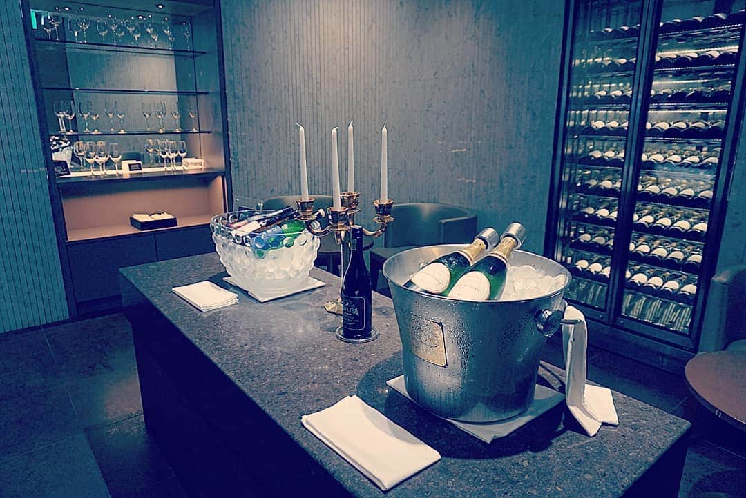 YuhKawasakiさんのインスタグラム写真 - (YuhKawasakiInstagram)「入室条件がかなり厳しいJALファーストクラスラウンジ🍸 ここに来る為にわざと羽田発にしました✈️ ここに入るにはJALの国際線ファーストクラスに乗るか(往復200万ほど) 上級クラスになるか(修行代100万ほど) 特典でファーストクラスに乗るかって感じなので、なかなか簡単には入れないのだ😱 さすがに他の空港ラウンジよりも格別な空間で、 ここにいるおじさん達の目のギラつき具合も格別でした👀❇️ だが、名物のJALカレーより私の作るカレーの方が美味しいです🍛 奥にある秘密の小部屋ではローランペリエやそれ以上のシャンパンが飲み放題🍷(お酒飲まんから価値がわからん😂) 靴磨きのサービスもあり、こんなチャンスは2度とないので新品のスニーカーを磨いて貰いました…(笑) 「汚れがほとんどついてなかったんですが…。」と職人さん困惑(笑) . #4回目の世界一周 #ファーストクラスで世界一周 . #jalファーストクラスラウンジ #ファーストクラス #ワンワールド #世界一周航空券 #世界一周 #羽田 #海外旅行 #海外 #海外一人旅 #トランカー #旅スタグラム #旅スタグラマー #タビジョ #旅したくなるフォト #パスポート #マイトリ #マイラー #ローランペリエ #firstclass #JALファーストクラス #海外好きな人と繋がりたい #旅人 #飛行機好きな人と繋がりたい #羽田国際空港 #空港ラウンジ #飛行機 #ファーストクラスラウンジ #バックパッカー じゃないよ」9月17日 0時02分 - yuhkawasaki