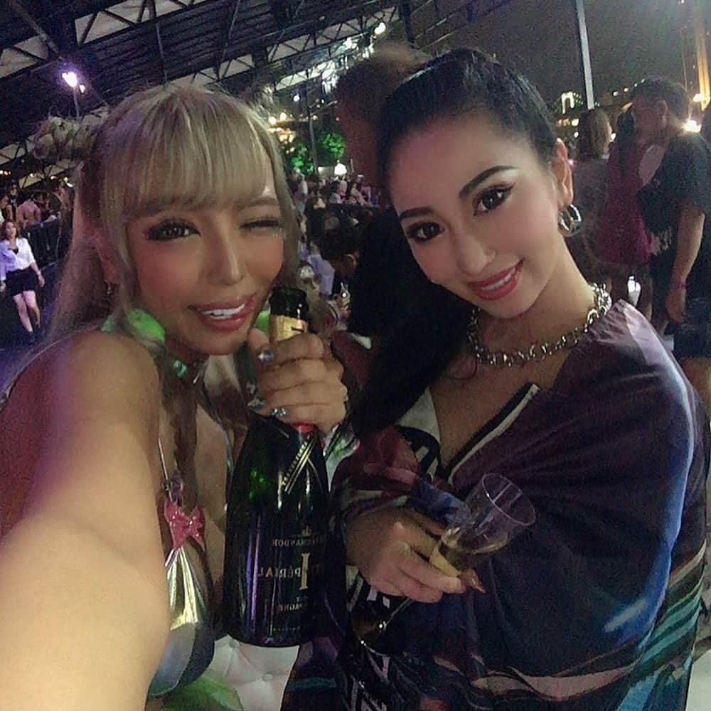 霜月るなさんのインスタグラム写真 - (霜月るなInstagram)「昨日ゎウルトラ行ってきた❤️ 毎回何着ていくか考えるのが すごい楽しい笑  セクシー軍団見参💕💕💕笑笑 撮影ぶりに❤️こんぴかに会えたし嬉しかった🤩 銀太にも久々あえたーー❤️ ほんま銀太可愛い笑  しおりちんは なんでいつもそんなに可愛いの🥺❤️😍 一枚目がむっちゃAVのパッケージみたいに見えてくる笑 メンツがメンツやから そーみえるんかな？笑😆  お酒弱いけどいっぱい飲んだ！ 楽しかった❤️❤️ 去年ゎすみれちんと ウルトラナンパの撮影やったから、、2年一緒にウルトラこれたな笑笑！！ すみれちんありがとう❤️❤️ 写メとかムービーいっぱいあるけどまだアップしきれてないからまたアップしちゃうかもやけど ごめんね。笑  #ウルトラ#ultrajapan#ultrajapan2019  #vvip#フェス#セクシー軍団  #エロカワ#ギャル#パリピ」9月17日 0時03分 - shimoruna