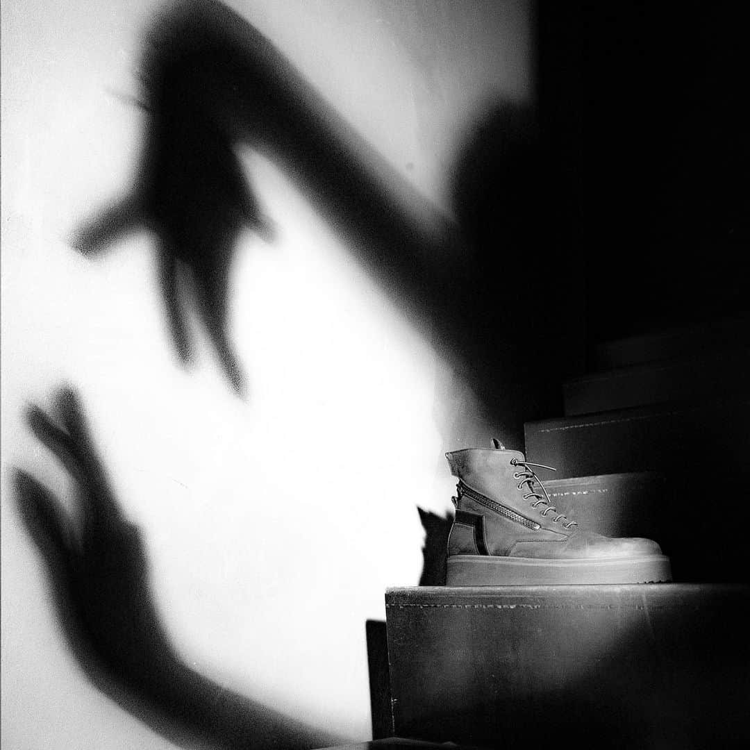 のインスタグラム：「Shadows and Nabuk  By  @brunobordese_official  Ph @minivideodomenico_mariniello Artdirencion + hands @valentinaserra10  #shadow #editorial #fashionshoes #nabuk  #brunobordese #sugar #boots #shoes」
