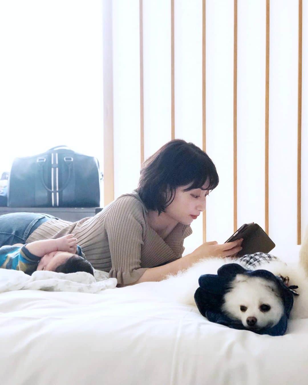 のインスタグラム：「𝐅𝐀𝐌𝐈𝐋𝐘 𝐓𝐑𝐈𝐏﻿ ﻿ 箱根に来ています⛰﻿ ﻿ 今回宿泊しているお部屋が﻿ 妊娠中に来たときに泊まったお部屋と同じで﻿ 息子が元気に生まれてきてくれて﻿ こうして一緒にここに戻ってこれてよかったなぁと﻿ しみじみ思いました☺️﻿ ﻿ 温泉とマッサージが楽しみすぎる🧖‍♀️♨️﻿ ﻿ ﻿ #家族旅行 #箱根 #男の子ママ #赤ちゃんと犬のいる生活」