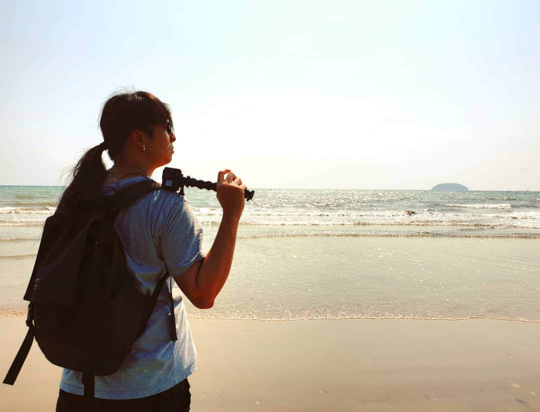 桿子 Drumstickのインスタグラム：「大概從高中後就很少去海灘了 在海外體驗陽光空氣水真的是機會難得 身材練好一點再來玩吧  #malaysia #sabah #travel #沙巴 #vacation  #kotakinabalu #beach #海灘」