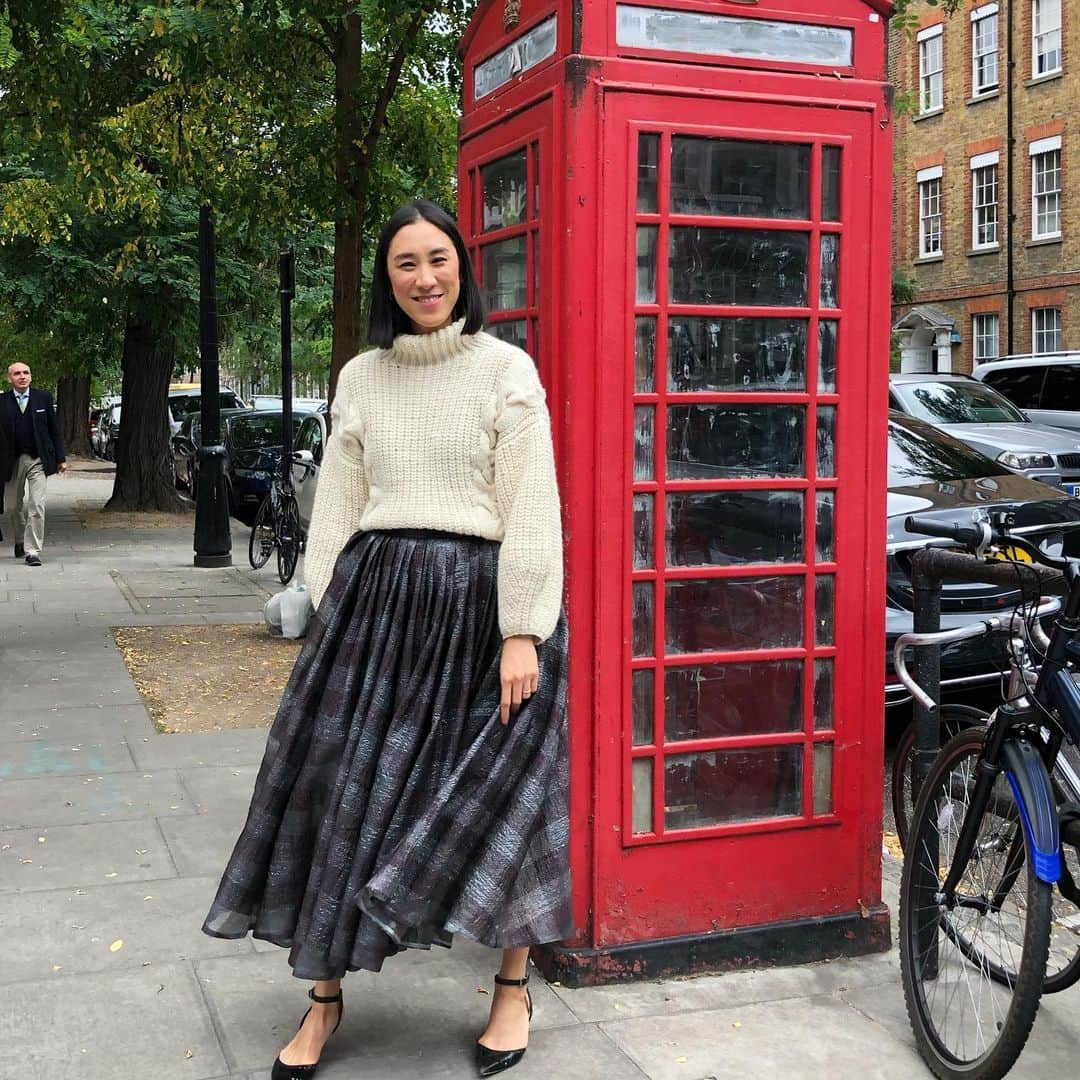 エヴァ・チェンさんのインスタグラム写真 - (エヴァ・チェンInstagram)「Not sure if anyone still uses these phone booths but they sure make a great prop 🇬🇧. 📸 @emilie」9月17日 0時19分 - evachen212