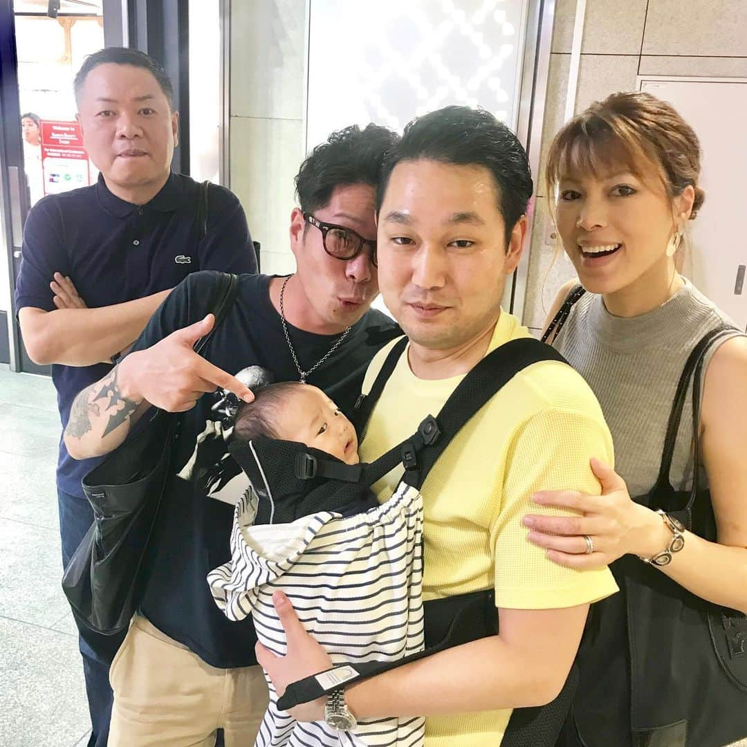 輝良まさとさんのインスタグラム写真 - (輝良まさとInstagram)「・ 2日目の今日は、関西に帰ったときは必ず会ってるいつものメンバーでランチ❤️ 1人来れない子がいて残念だったけど💦💦 ・ いつ会ってもバカな話で大笑いできる仲間でみんな大好き😆👍 急な誘いだったのに集まってくれてありがとう❤️ めちゃくちゃ楽しかったです😊💕 ・ ちなみに… 最後の写真を見てもらえばわかる通り、主人は昨日も今日も楽し過ぎて飲み過ぎて記憶飛ばしてます…笑 明日仕事なので、主人だけ一足お先にヘロヘロのところ新幹線に乗せて横浜に帰らせました…笑 無事に家に着いたみたいで良かったです💨 ・ ・ ・ #関西#宝塚#宝塚南口#飲み友達#久しぶりの#再会#大阪#梅田#いつもありがとう#めっちゃ笑った#また会おうね#天使ママ#レインボーベビー#レインボーベビー真那人#令和元年ベビー#6月生まれ#生後3ヶ月#生後96日#赤ちゃん#赤ちゃんのいる生活#ママリ#ベビフル#可愛い」9月17日 0時22分 - kirahama0703